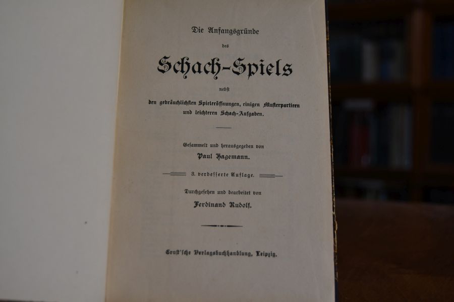 Die Anfangsgründe des Schach-Spiels nebst den gebräuchlichsten Spieleröffnungen, einigen Musterpartien und leichteren Schach-Aufgaben. Beigebunden Ludwig Bachmann, Das Schachspiel, Lehrbuch, 12. Auflage 1917, Friedrich Euler Verlag.