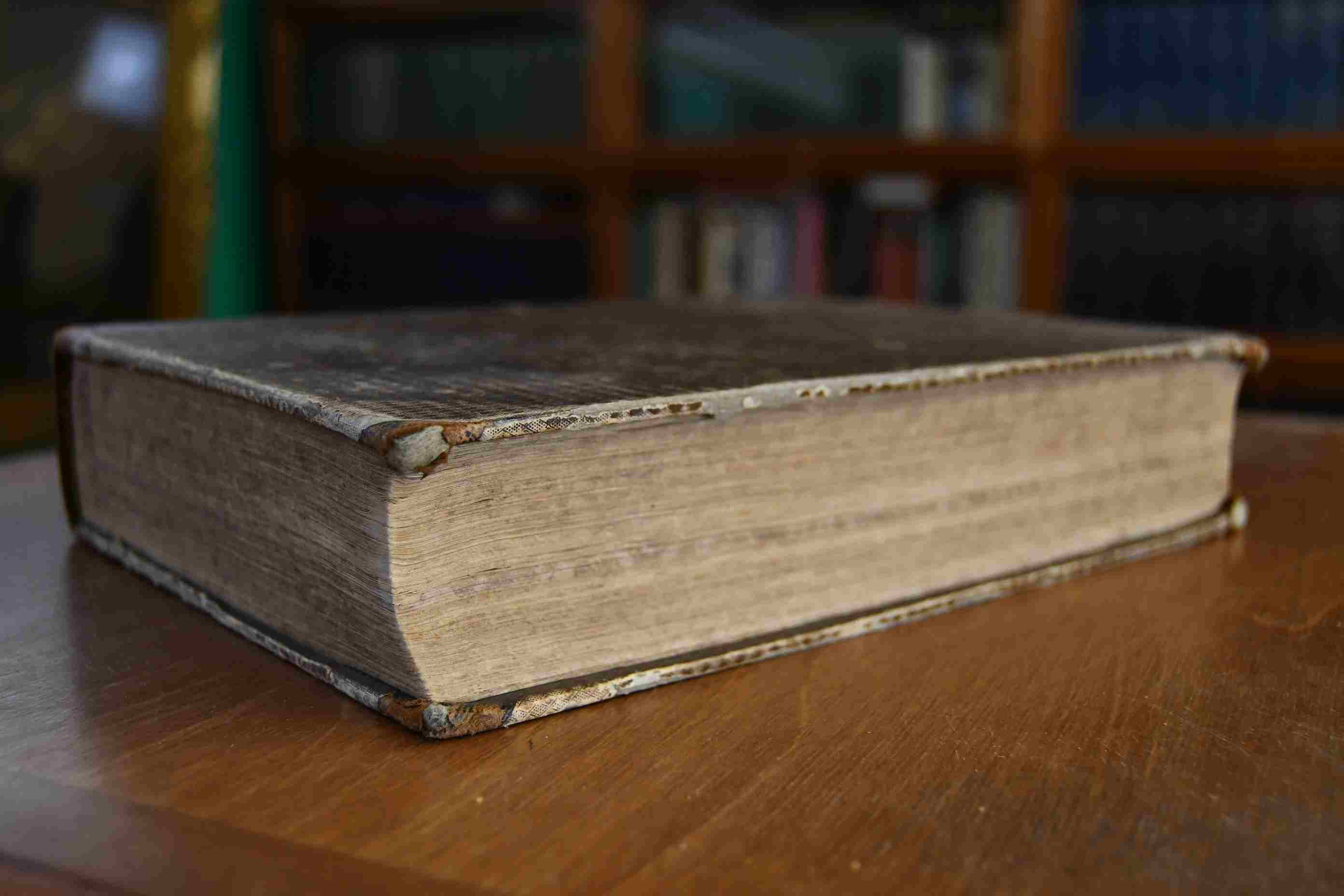 Die Heilige Schrifft Altes und Neues Testaments, Nach dem Grundtext auf neue übersehen und übersetzet; nebst einiger Erklärung des buchstäblichen Sinnes wie auch der fürnehmsten Fürbildern und Weissagungen von Christo und seinem Reich und zugleich Einigen Lehren die aaaauf den Zustand der Kirchen in unseren letzten Zeiten gerichtet sind; Welchem allem noch untermängt Eine Erklärung die den inneren Zustand des geistlichen Lebens, oder die Wege und Wirckungen Gottes in der Seelen, zu deren Reinigung, Erleuchtung, und Vereinigung mit Ihm, zu erkennnen gibt. Enthält nur die 5 Bücher Mose.