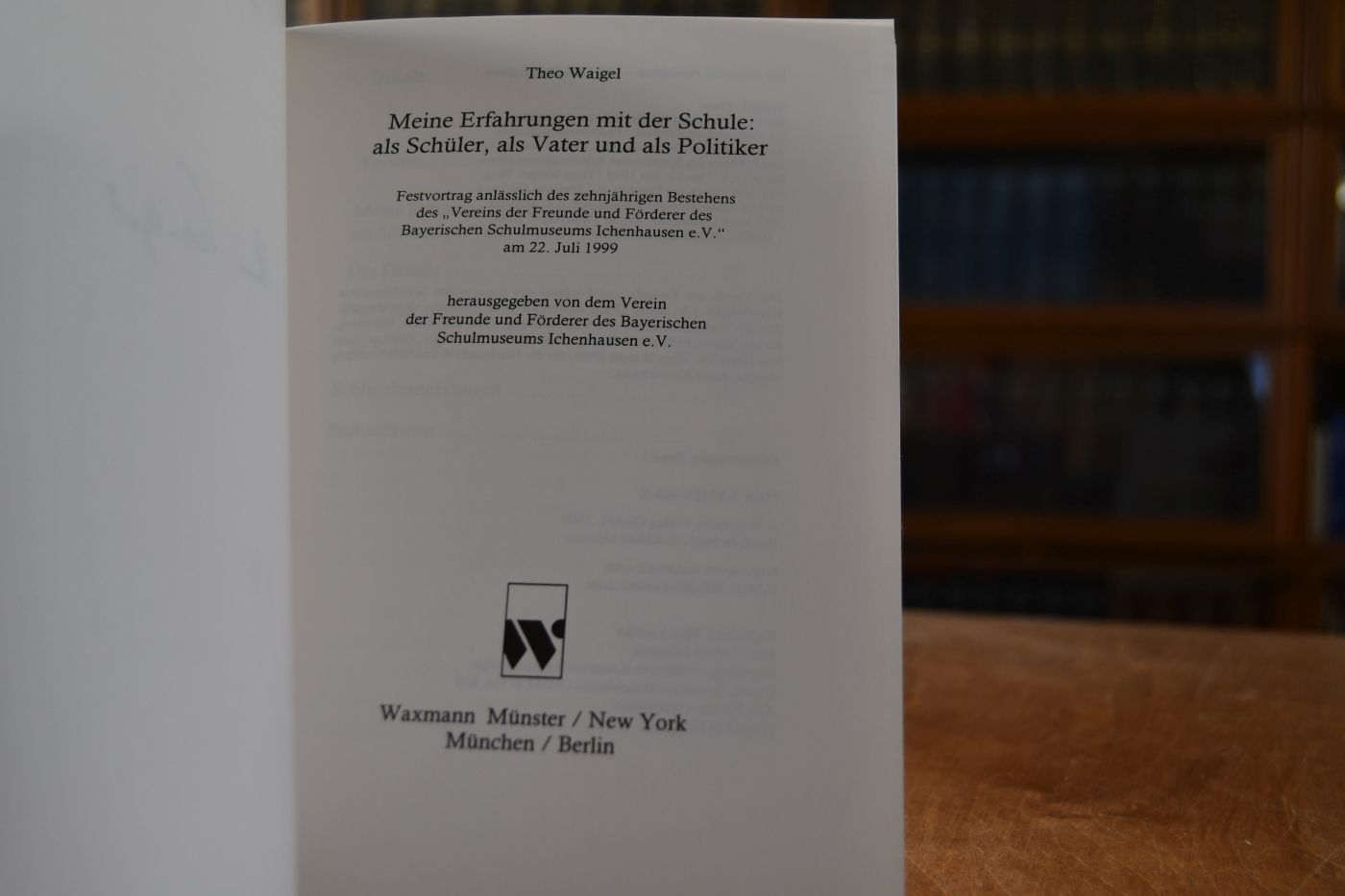 Meine Erfahrungen mit der Schule. Als Schüler, als Vater und als Politiker. Festvortrag anlässlich des zehnjährigen Bestehens des "Vereins der Freunde und Förderer des Bayerischen Schulmuseums Ichenhausen e.V." am 22. Juli 1999.