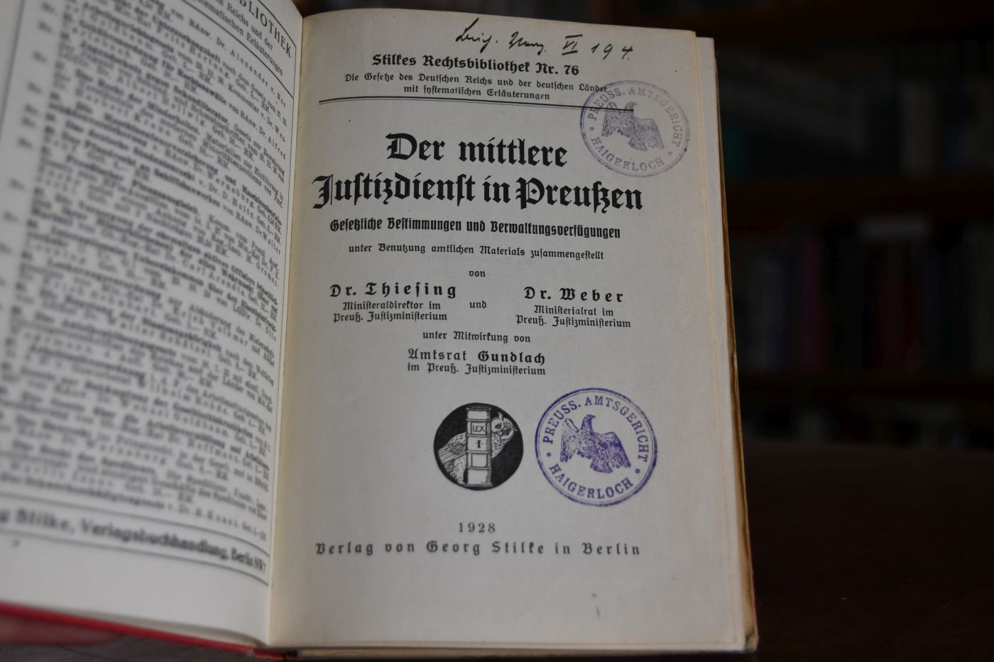 Der mittlere Justizdienst in Preußen. Gerichtliche Bestimmungen und Verwaltungsverfügungen unter Benutzung amtlichen Materials zusammengestellt. Beiliegend ein broschierter Nachtrag von 1929 mit den Seiten 340-448