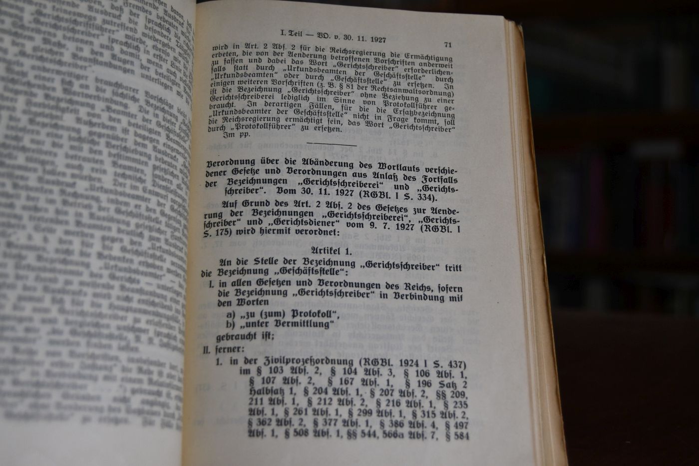 Der mittlere Justizdienst in Preußen. Gerichtliche Bestimmungen und Verwaltungsverfügungen unter Benutzung amtlichen Materials zusammengestellt. Beiliegend ein broschierter Nachtrag von 1929 mit den Seiten 340-448