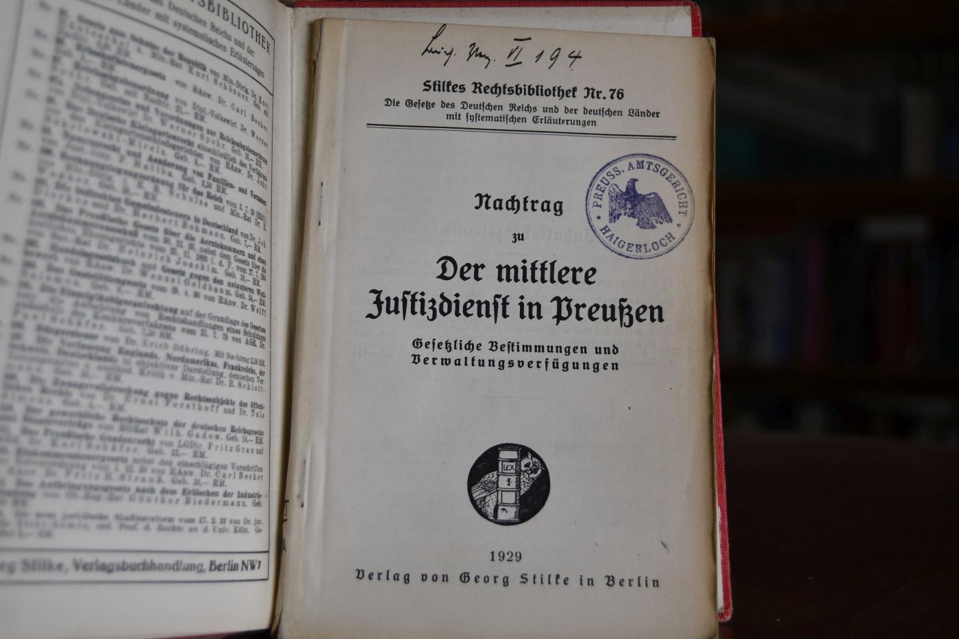 Der mittlere Justizdienst in Preußen. Gerichtliche Bestimmungen und Verwaltungsverfügungen unter Benutzung amtlichen Materials zusammengestellt. Beiliegend ein broschierter Nachtrag von 1929 mit den Seiten 340-448