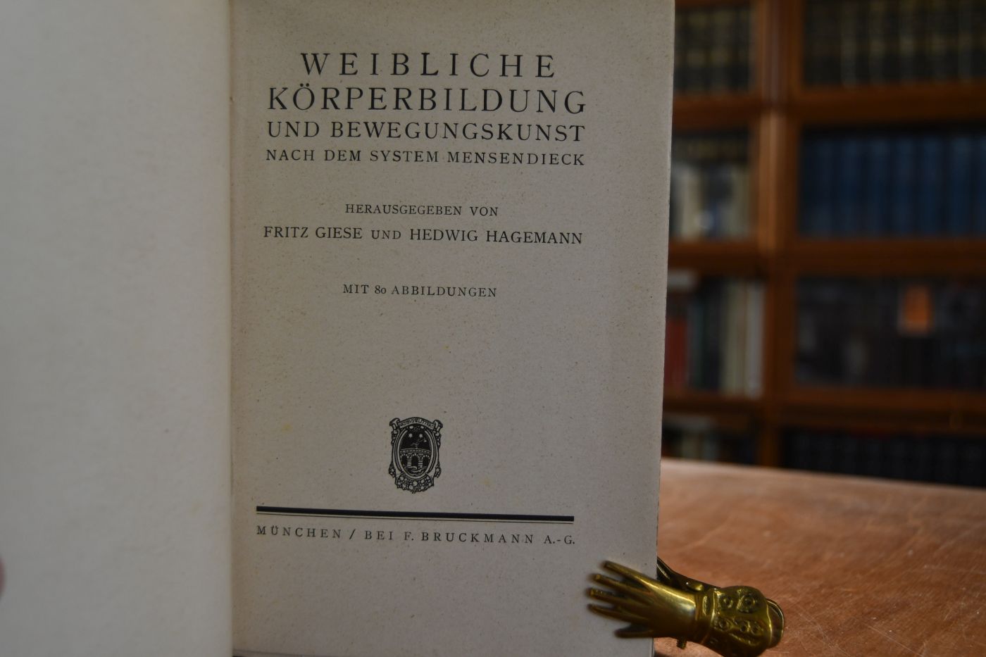 Weibliche Körperbildung und Bewegungskunst nach dem System Mensendieck.