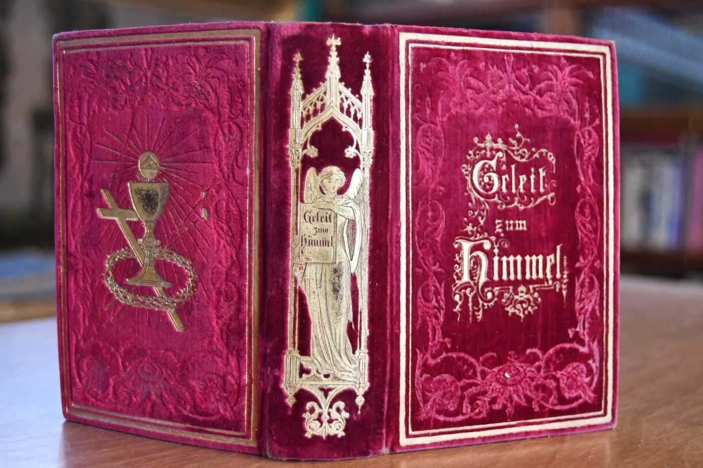 Der Heiligen Geleit zum Himmel. Gebete zur heiligen Messe und zu den heiligen Sakramenten auf alle Zeiten des Tages und Jahres, in allen Anliegen und Bedrängnissen, aus den Schriften von Heiligen.