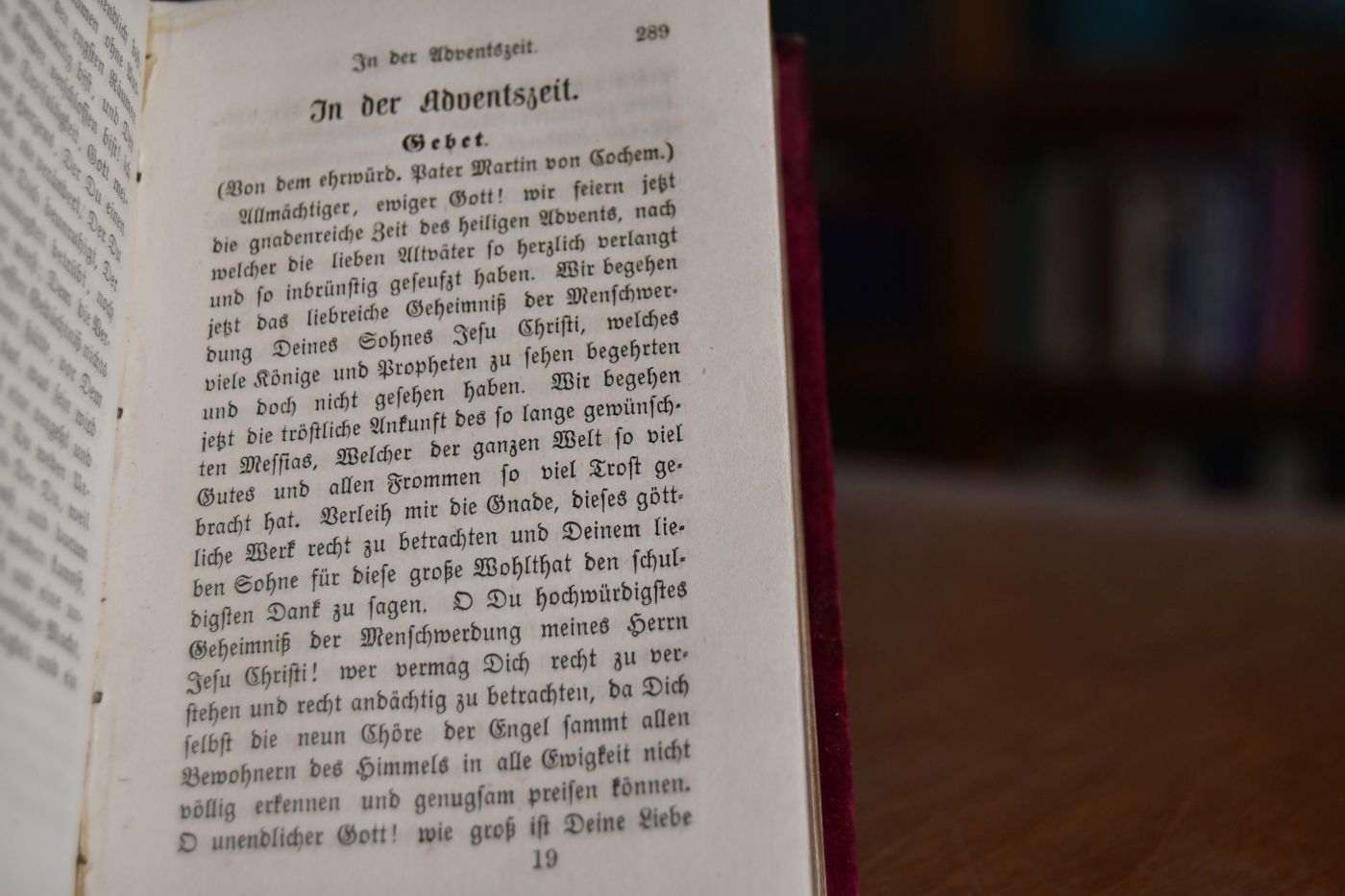 Der Heiligen Geleit zum Himmel. Gebete zur heiligen Messe und zu den heiligen Sakramenten auf alle Zeiten des Tages und Jahres, in allen Anliegen und Bedrängnissen, aus den Schriften von Heiligen.