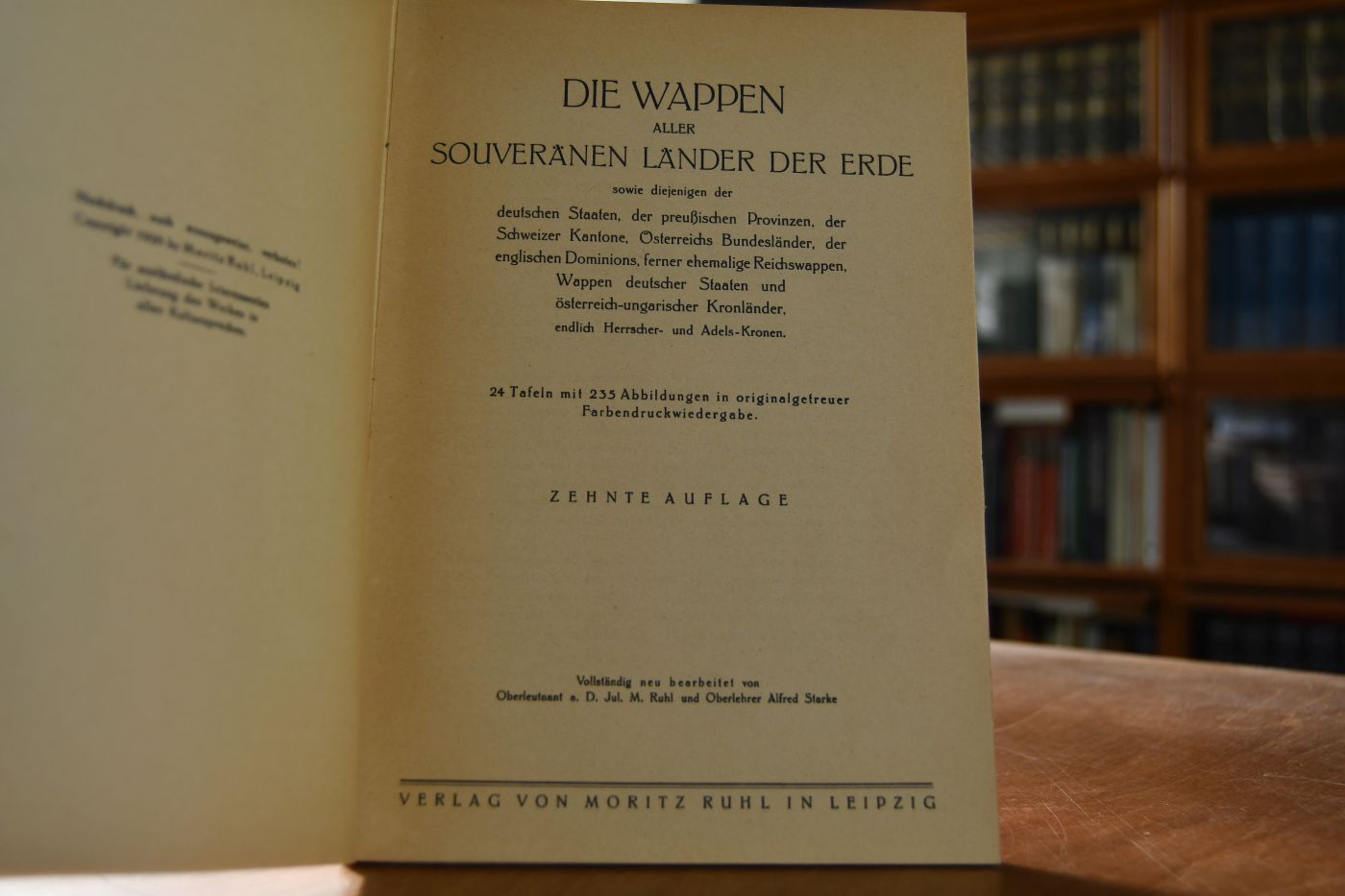 Die Wappen aller souveränen Länder der Erde sowie diejenigen der deutschen Staaten, der preußischen Provincen, der Schweizer Kantone, Österreichs Bundesländer, der englischen Dominions, ferner ehemaliger Reichswappen, Wappen deutscher Staaten und österreich-ungarischen Kronländer, endlich Herrscher- und Adels-Kronen