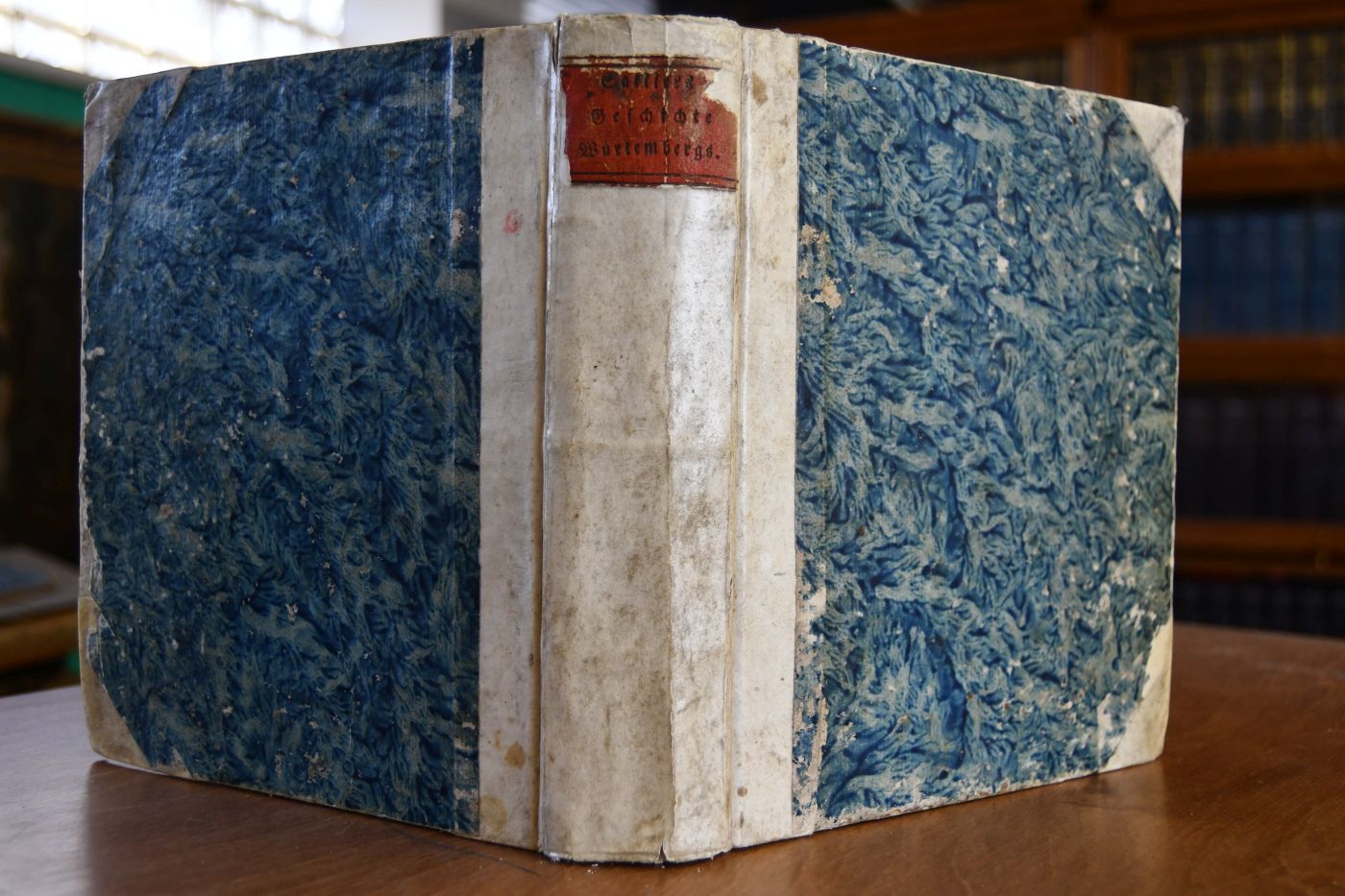 Historische Beschreibung des Herzogthums Würtemberg und aller desselben Städte, Clöster und darzu gehörigen Aemter, nach deren ehmaligen Besitzern, Schicksalen und sowohl Historischen, als Natur-Merkwürdigkeiten, Nebst einigen das Teutsche Bürgerliche-, Lehen- und Staats-Recht erläuternden Anmerkungen, und zum Beweiß dienenden Kupfferstichen.
