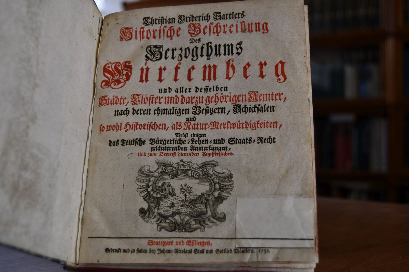 Historische Beschreibung des Herzogthums Würtemberg und aller desselben Städte, Clöster und darzu gehörigen Aemter, nach deren ehmaligen Besitzern, Schicksalen und sowohl Historischen, als Natur-Merkwürdigkeiten, Nebst einigen das Teutsche Bürgerliche-, Lehen- und Staats-Recht erläuternden Anmerkungen, und zum Beweiß dienenden Kupfferstichen.