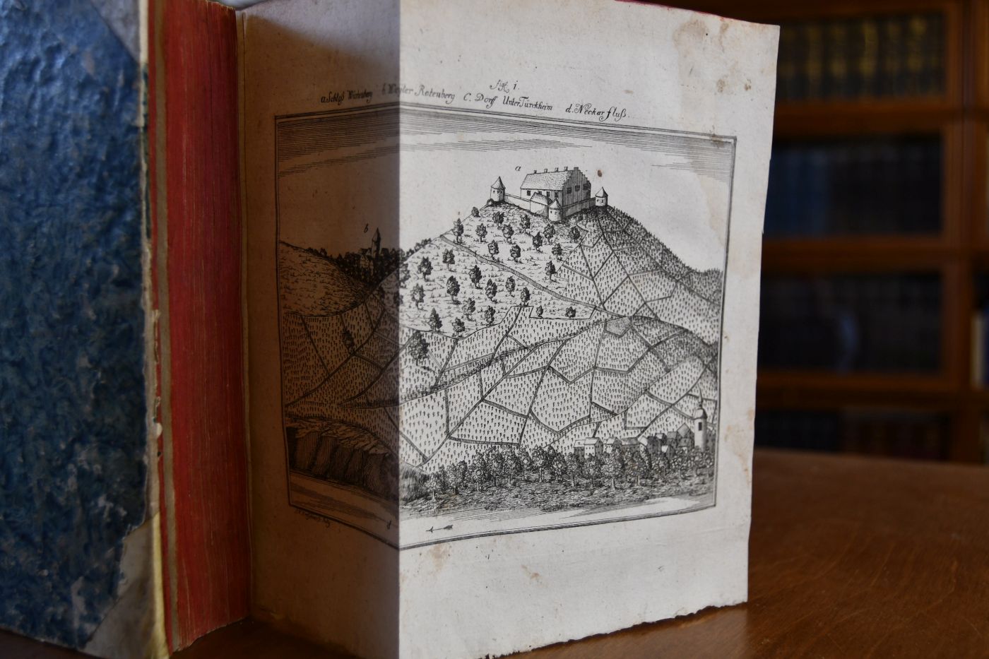 Historische Beschreibung des Herzogthums Würtemberg und aller desselben Städte, Clöster und darzu gehörigen Aemter, nach deren ehmaligen Besitzern, Schicksalen und sowohl Historischen, als Natur-Merkwürdigkeiten, Nebst einigen das Teutsche Bürgerliche-, Lehen- und Staats-Recht erläuternden Anmerkungen, und zum Beweiß dienenden Kupfferstichen.
