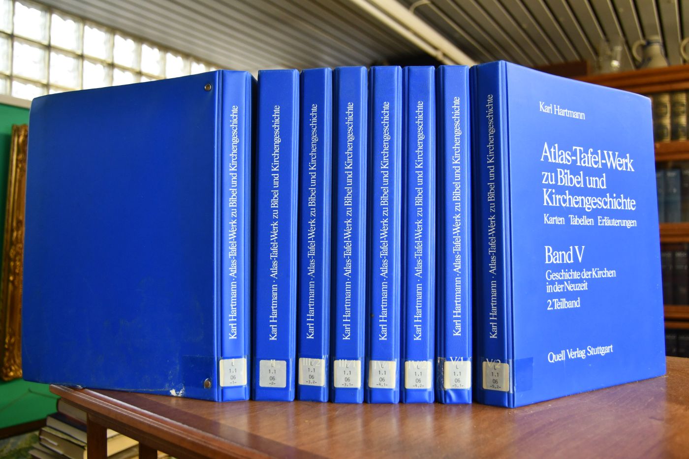 Atlas-Tafel-Werk zu Bibel und Kirchengeschichte. Karten, Tabellen, Erläuterungen. Band 1-5 in 8 Bänden (komplett).
