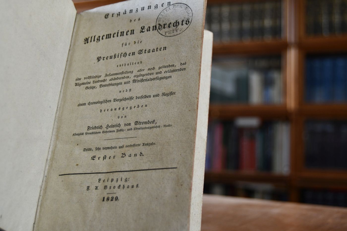 Ergänzungen des Allgemeinen Landrechts für die Preußischen Staaten enthaltend eine vollständige Zusammenstellung aller noch geltenden, das Allgemeine Landrecht abändernden, ergänzenden und erläuternden Gesetze, Verordnungen und Ministerialverfügungen nebst einem chronologischen Verzeichnisse derselben und Register. Bd. 1 (von 3) apart.