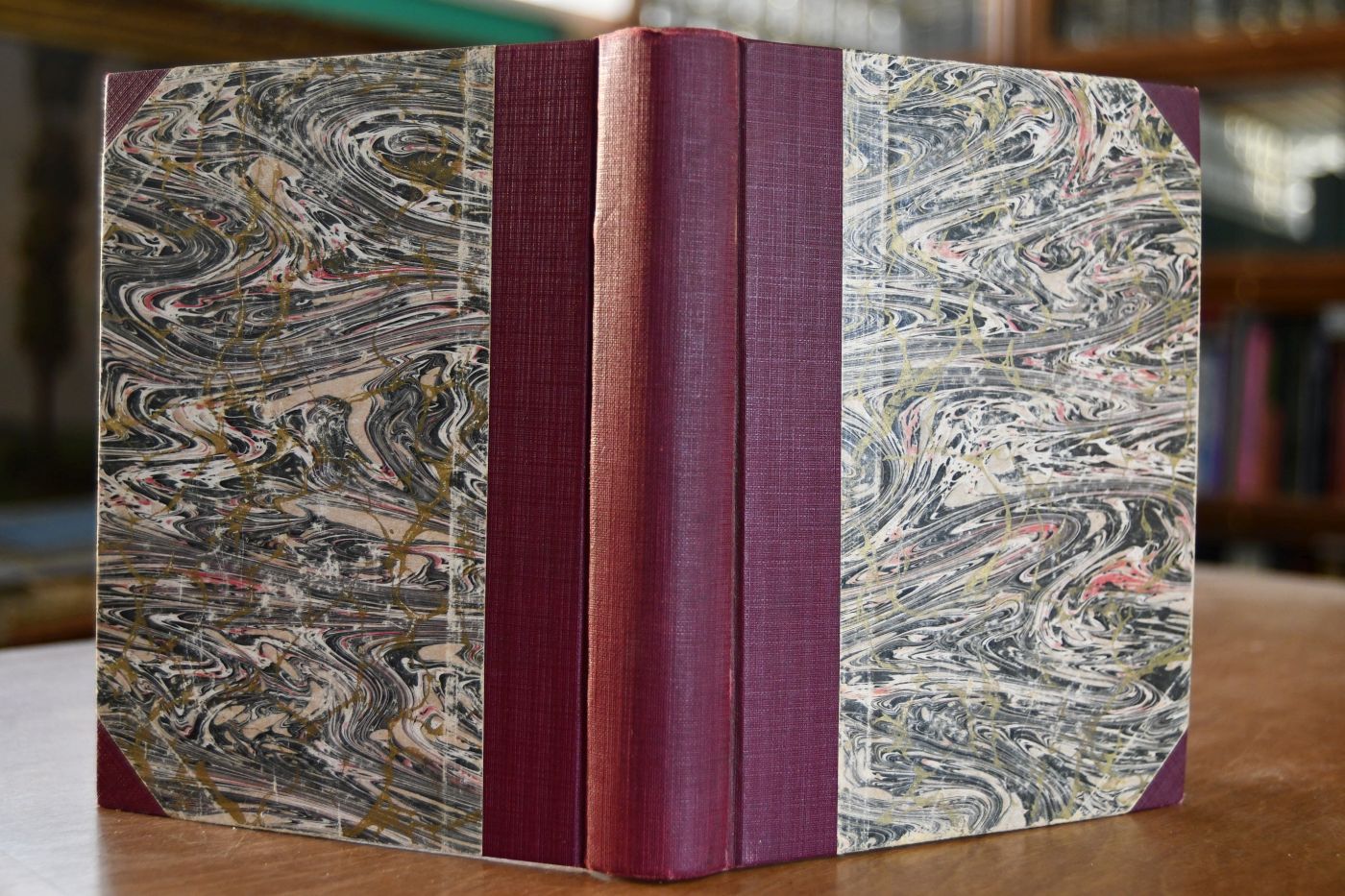 Sammelband mit Couplet- und Schlagertexten. Enthält Der fidele Coupletsänger. 101 Original-Couplets, Soloscenen u. Duette. Adolf Kunz, Berlin, o,J, 95 S.; Des Sängers Lust, 1300 neueste und bekannteste Walzer-, Gesellschafts-, Opern-, Marsch-, Landparthie-, Volks-, Weihnachts-, Neujahrs-, Geburtstags-, Vaterlands-, Soldaten-, Commers-, Radler-, Ruder-, Segler-, Turner-, Jäger-, Liedertexte einschließlich 400 poet. Original-Postkarten-Grüsse, Adolf Kunz, Berlin, 176 S.; Der fidele Coupletsinger 2. Serie, 76 urkomische Soloscenen, Couplets und Duette. Adolf Kunz, Berlin, 95 S.; Frisch gesungen! 3939 neueste und beliebteste Liederreime. Sämtliche neueste Schlager, wie Da geh` ich zu Maxim, Vilja-Lied, Das Lied vom dummen Reiter, Willst du mein Cousinchen sein, Die Kirschen in Nachbars Garten etc. enthaltend. o.O., o.V., 128 S.