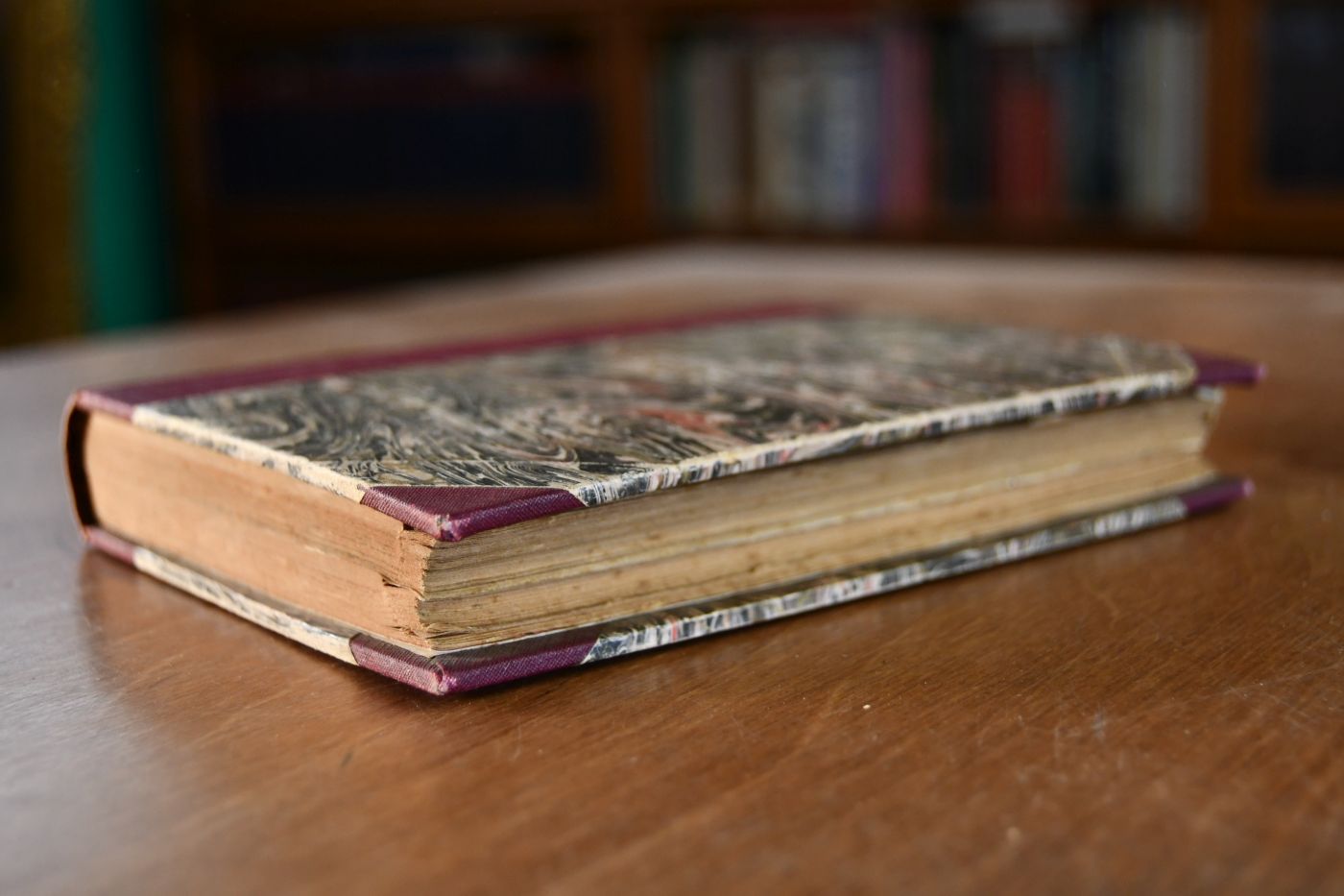 Sammelband mit Couplet- und Schlagertexten. Enthält Der fidele Coupletsänger. 101 Original-Couplets, Soloscenen u. Duette. Adolf Kunz, Berlin, o,J, 95 S.; Des Sängers Lust, 1300 neueste und bekannteste Walzer-, Gesellschafts-, Opern-, Marsch-, Landparthie-, Volks-, Weihnachts-, Neujahrs-, Geburtstags-, Vaterlands-, Soldaten-, Commers-, Radler-, Ruder-, Segler-, Turner-, Jäger-, Liedertexte einschließlich 400 poet. Original-Postkarten-Grüsse, Adolf Kunz, Berlin, 176 S.; Der fidele Coupletsinger 2. Serie, 76 urkomische Soloscenen, Couplets und Duette. Adolf Kunz, Berlin, 95 S.; Frisch gesungen! 3939 neueste und beliebteste Liederreime. Sämtliche neueste Schlager, wie Da geh` ich zu Maxim, Vilja-Lied, Das Lied vom dummen Reiter, Willst du mein Cousinchen sein, Die Kirschen in Nachbars Garten etc. enthaltend. o.O., o.V., 128 S.