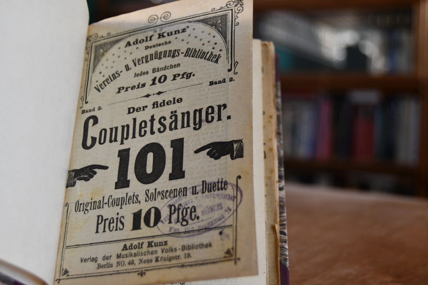 Sammelband mit Couplet- und Schlagertexten. Enthält Der fidele Coupletsänger. 101 Original-Couplets, Soloscenen u. Duette. Adolf Kunz, Berlin, o,J, 95 S.; Des Sängers Lust, 1300 neueste und bekannteste Walzer-, Gesellschafts-, Opern-, Marsch-, Landparthie-, Volks-, Weihnachts-, Neujahrs-, Geburtstags-, Vaterlands-, Soldaten-, Commers-, Radler-, Ruder-, Segler-, Turner-, Jäger-, Liedertexte einschließlich 400 poet. Original-Postkarten-Grüsse, Adolf Kunz, Berlin, 176 S.; Der fidele Coupletsinger 2. Serie, 76 urkomische Soloscenen, Couplets und Duette. Adolf Kunz, Berlin, 95 S.; Frisch gesungen! 3939 neueste und beliebteste Liederreime. Sämtliche neueste Schlager, wie Da geh` ich zu Maxim, Vilja-Lied, Das Lied vom dummen Reiter, Willst du mein Cousinchen sein, Die Kirschen in Nachbars Garten etc. enthaltend. o.O., o.V., 128 S.
