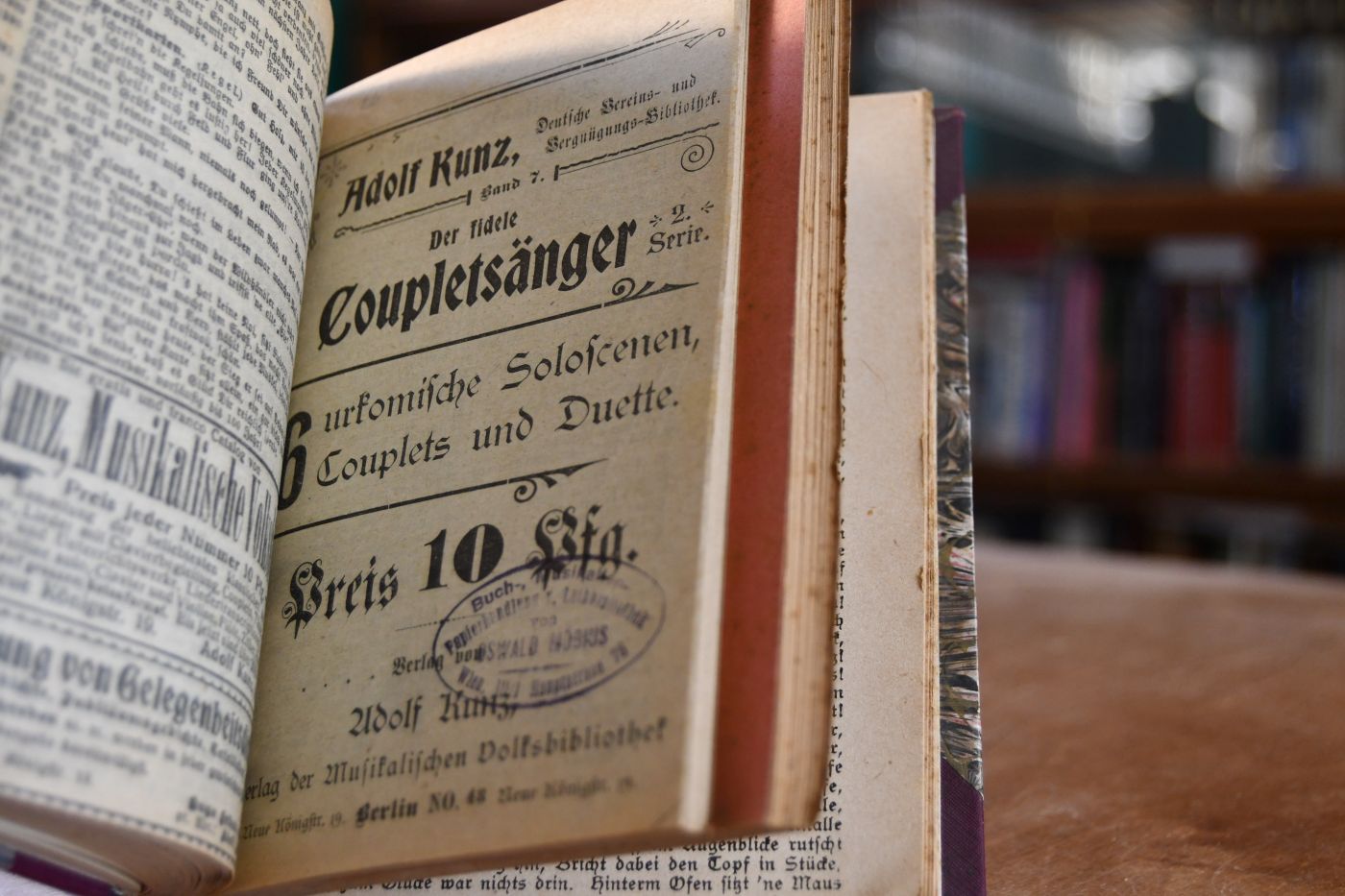 Sammelband mit Couplet- und Schlagertexten. Enthält Der fidele Coupletsänger. 101 Original-Couplets, Soloscenen u. Duette. Adolf Kunz, Berlin, o,J, 95 S.; Des Sängers Lust, 1300 neueste und bekannteste Walzer-, Gesellschafts-, Opern-, Marsch-, Landparthie-, Volks-, Weihnachts-, Neujahrs-, Geburtstags-, Vaterlands-, Soldaten-, Commers-, Radler-, Ruder-, Segler-, Turner-, Jäger-, Liedertexte einschließlich 400 poet. Original-Postkarten-Grüsse, Adolf Kunz, Berlin, 176 S.; Der fidele Coupletsinger 2. Serie, 76 urkomische Soloscenen, Couplets und Duette. Adolf Kunz, Berlin, 95 S.; Frisch gesungen! 3939 neueste und beliebteste Liederreime. Sämtliche neueste Schlager, wie Da geh` ich zu Maxim, Vilja-Lied, Das Lied vom dummen Reiter, Willst du mein Cousinchen sein, Die Kirschen in Nachbars Garten etc. enthaltend. o.O., o.V., 128 S.