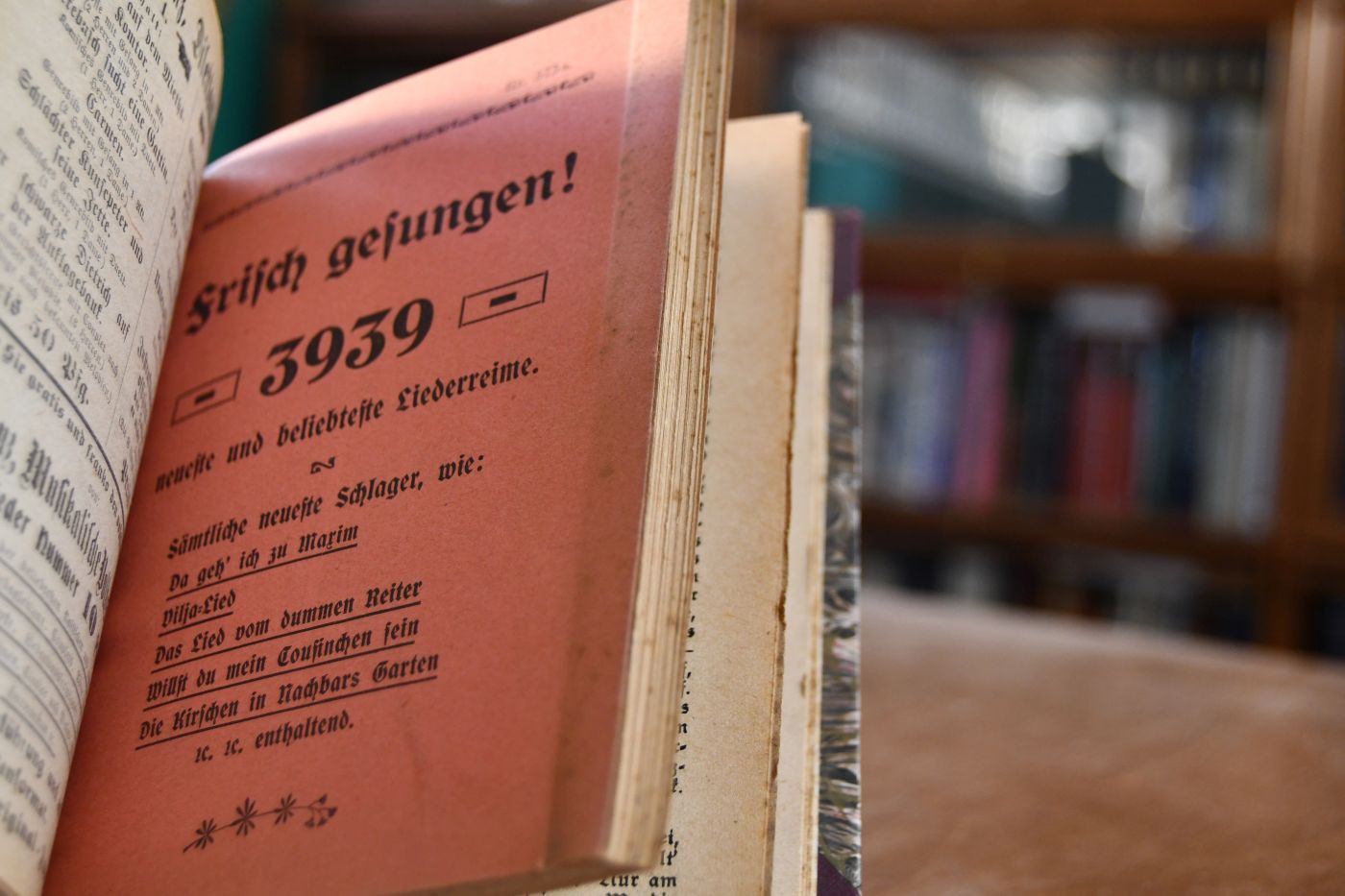 Sammelband mit Couplet- und Schlagertexten. Enthält Der fidele Coupletsänger. 101 Original-Couplets, Soloscenen u. Duette. Adolf Kunz, Berlin, o,J, 95 S.; Des Sängers Lust, 1300 neueste und bekannteste Walzer-, Gesellschafts-, Opern-, Marsch-, Landparthie-, Volks-, Weihnachts-, Neujahrs-, Geburtstags-, Vaterlands-, Soldaten-, Commers-, Radler-, Ruder-, Segler-, Turner-, Jäger-, Liedertexte einschließlich 400 poet. Original-Postkarten-Grüsse, Adolf Kunz, Berlin, 176 S.; Der fidele Coupletsinger 2. Serie, 76 urkomische Soloscenen, Couplets und Duette. Adolf Kunz, Berlin, 95 S.; Frisch gesungen! 3939 neueste und beliebteste Liederreime. Sämtliche neueste Schlager, wie Da geh` ich zu Maxim, Vilja-Lied, Das Lied vom dummen Reiter, Willst du mein Cousinchen sein, Die Kirschen in Nachbars Garten etc. enthaltend. o.O., o.V., 128 S.