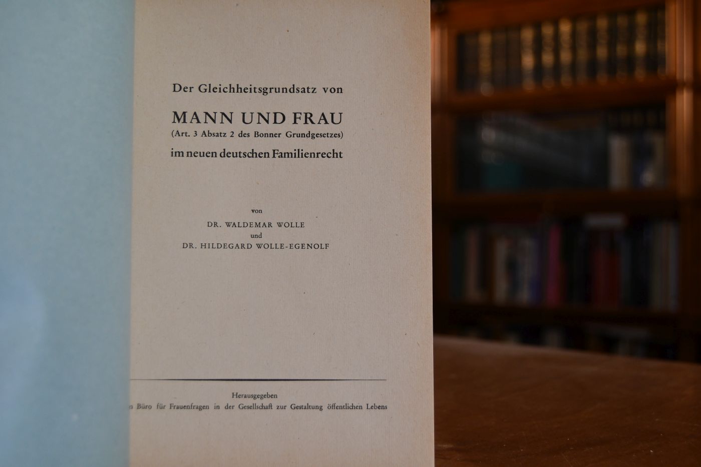 Der Gleichheitsgrundsatz von Mann und Frau im neuen deutschen Familienrecht.
