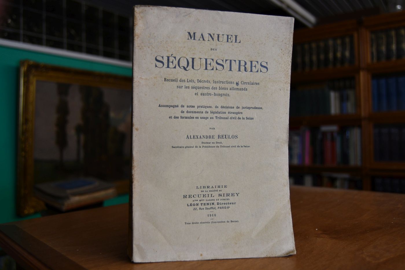 Manuel des Sequestres. Recueil des lois, decrets, instructions et circulaires sur les sequestres des biens allemands et austro-hongrois.