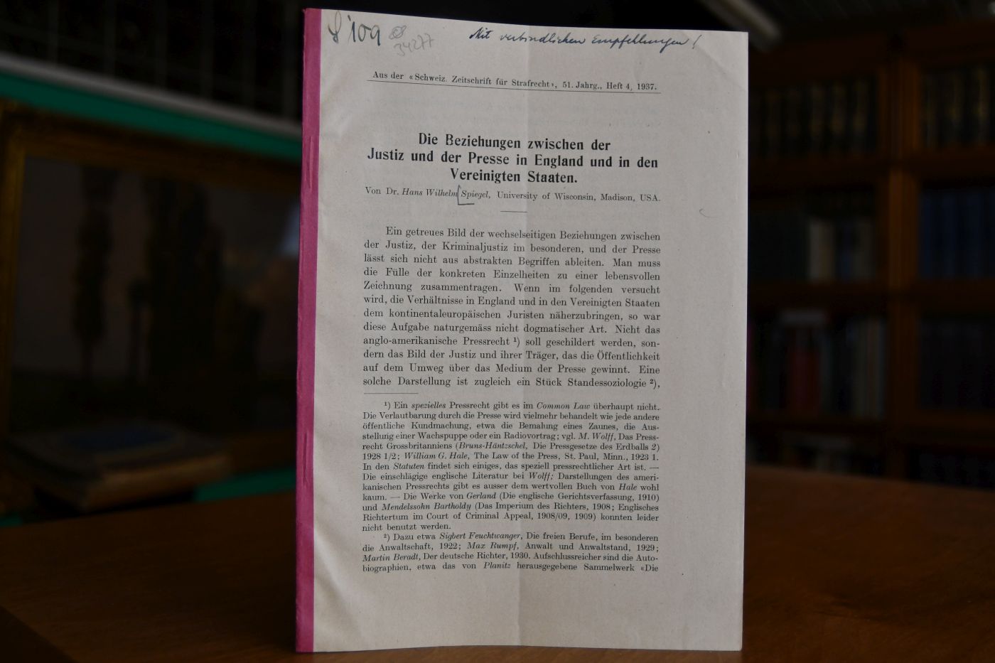 Die Beziehungen zwischen der Justiz und der Presse in England und in den Vereinigten Staaten.