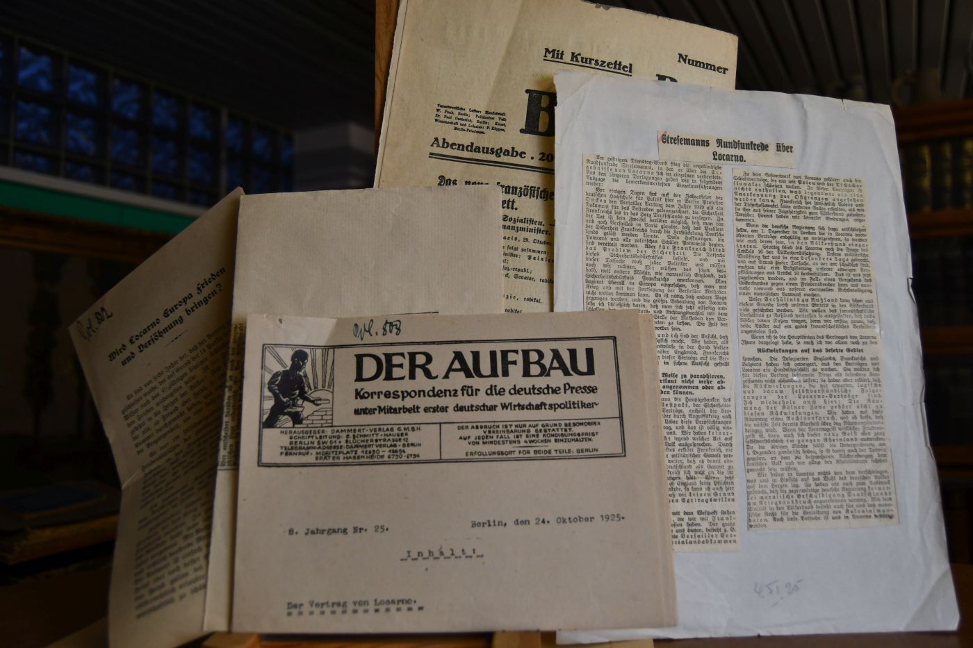 Konvolut von zeitgenössischen Presseberichten zum Vertrag von Locarno 1. Prof. Gerland, Jena Der Vertrag von Locarno, 25.10.1925, 2. Maschinenschriftlicher Durchschlag unter dem Briefkopf Der Aufbau, Korrespondenz für die deutsche Presse, Verlin, Dammert; aufgezogener Zeitungsartikel aus dem Querfurter Tagblatt Nr. 270 (18. November 1925); 3. Wird Locarno Europa Frieden und Versöhnung bringen?, 8 S., o.O. o.V.; 4. Titelblatt Berliner Börsenzeitung vom 29.10.1925 mit dem Artikel Luthers Verteidigungsrede für Locarno; 5. aufgeklebter Artikel Stresemanns Rundfunkrede über Locarno vom 4.11.1925.