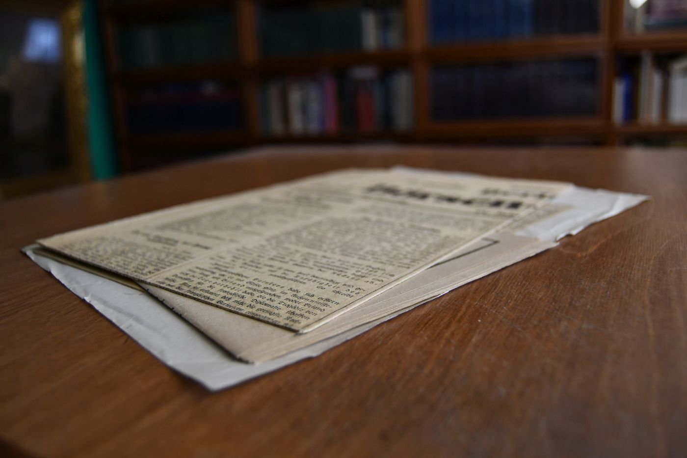Konvolut von zeitgenössischen Presseberichten zum Vertrag von Locarno 1. Prof. Gerland, Jena Der Vertrag von Locarno, 25.10.1925, 2. Maschinenschriftlicher Durchschlag unter dem Briefkopf Der Aufbau, Korrespondenz für die deutsche Presse, Verlin, Dammert; aufgezogener Zeitungsartikel aus dem Querfurter Tagblatt Nr. 270 (18. November 1925); 3. Wird Locarno Europa Frieden und Versöhnung bringen?, 8 S., o.O. o.V.; 4. Titelblatt Berliner Börsenzeitung vom 29.10.1925 mit dem Artikel Luthers Verteidigungsrede für Locarno; 5. aufgeklebter Artikel Stresemanns Rundfunkrede über Locarno vom 4.11.1925.
