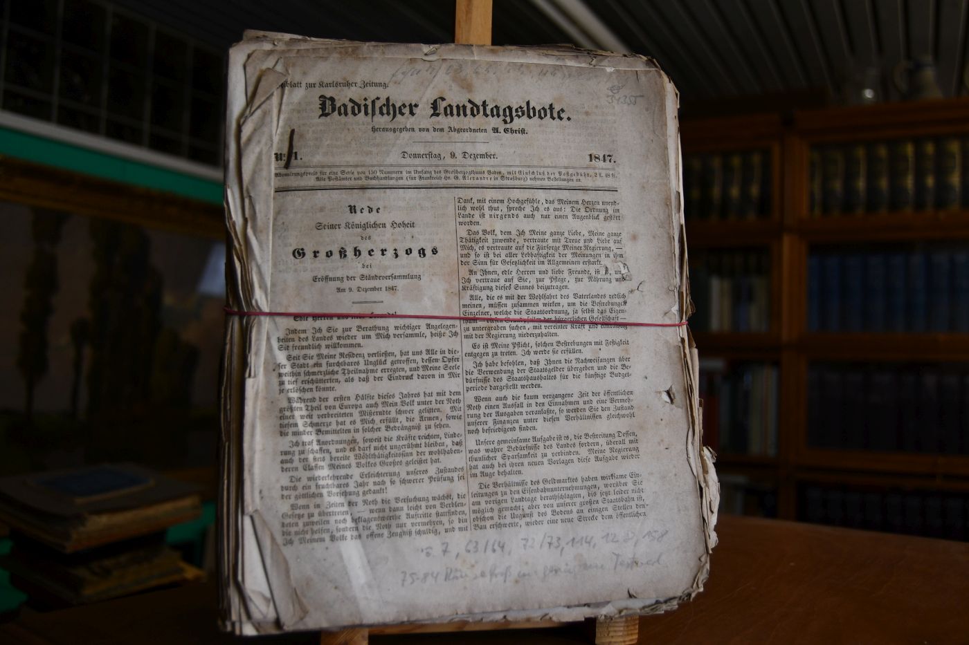 Badischer Landtagsbote. Beiblatt zur Karlsruher Zeitung. Konvolut von einzelnen, zum Teil unaufgeschnittenen Bogen der Einzelnummern. Insgesamt erschienen vom Dezember 1847 bis Juni 1848 166 Nummern. Hiervon fehlen in diesem Konvolut die Nummern 7, 63, 64, 72, 73, 114, 128, 154,158, 160-166. Doppelt vorhanden sind die Nummern 2 und 132.