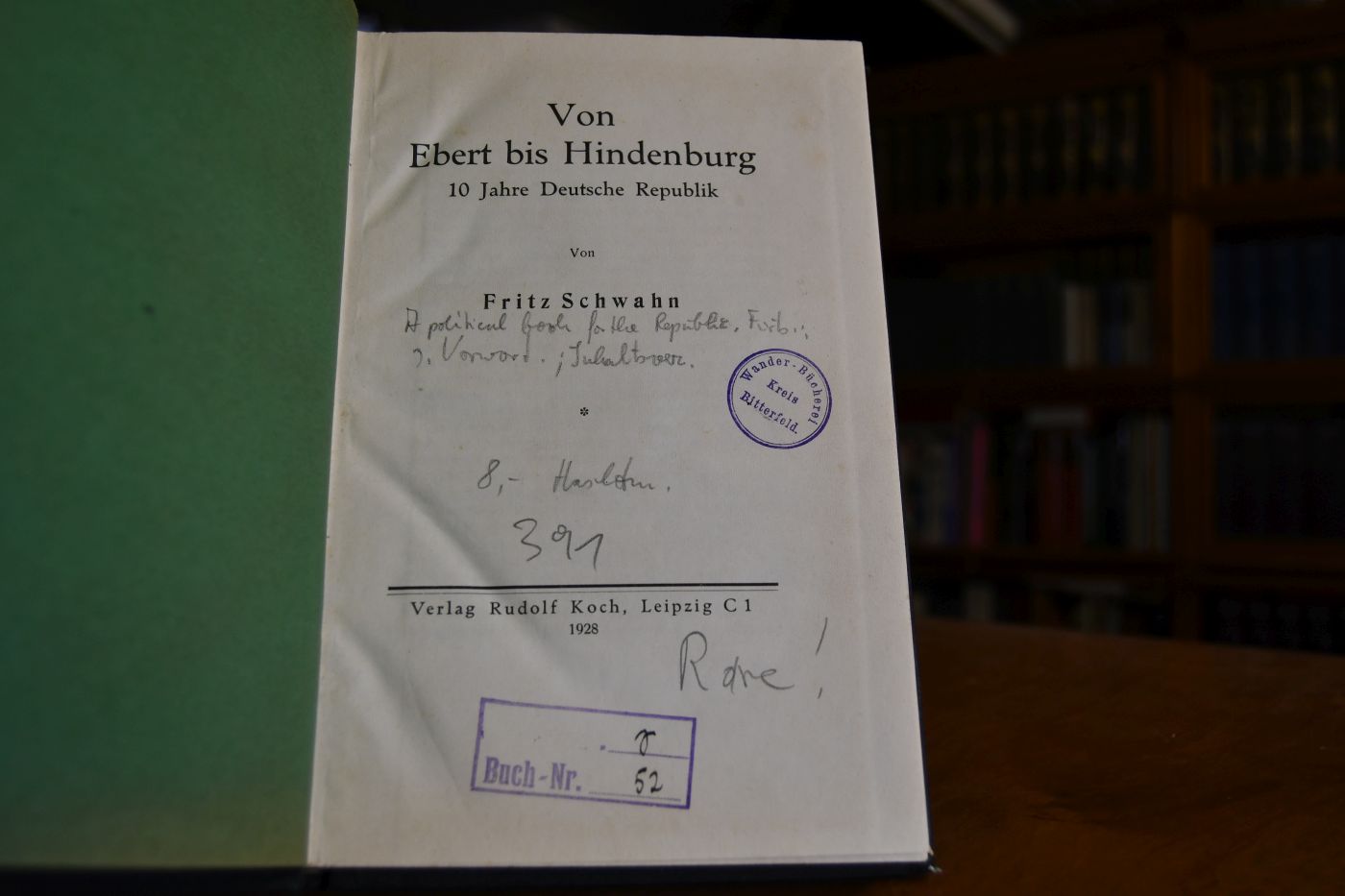 Von Ebert bis Hindenburg. 10 Jahre Deutsche Republik.
