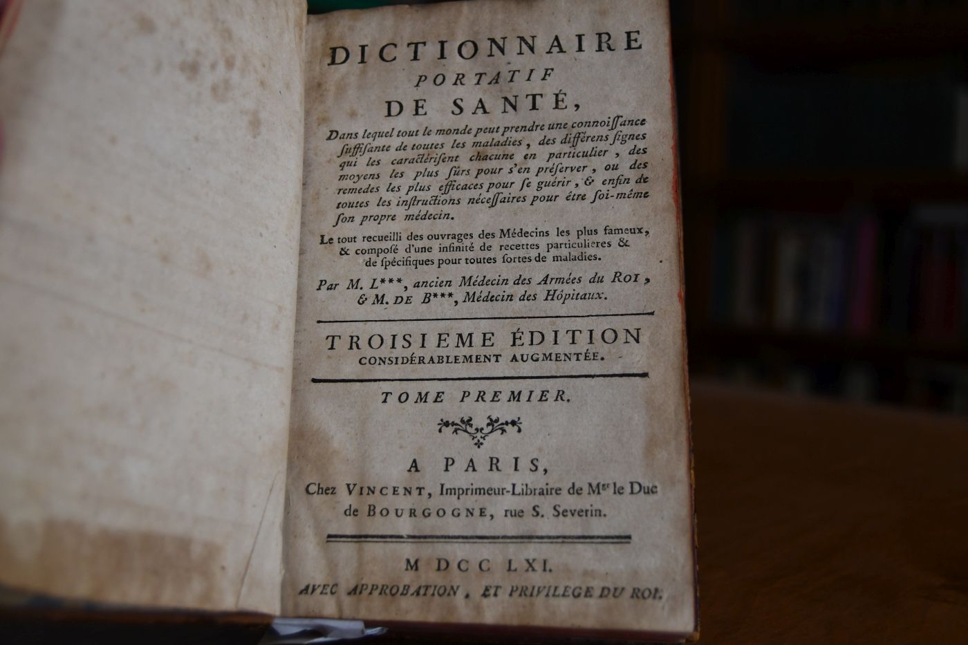 Dictionnaire portatif de santé dans lequel tout le monde peut prendre une connoissance suffisante de toutes les maladies, des différens signes qui les caractérisent chacune en particulier, des moyens les plus sûrs pour s`en préserver, ou des remedes les plus efficaces pour se guèrir, & enfin de toutes les instructions nécessaires pour être soi-même son propre médecin / par M.*** & M. de B***. Tome premier (apart).