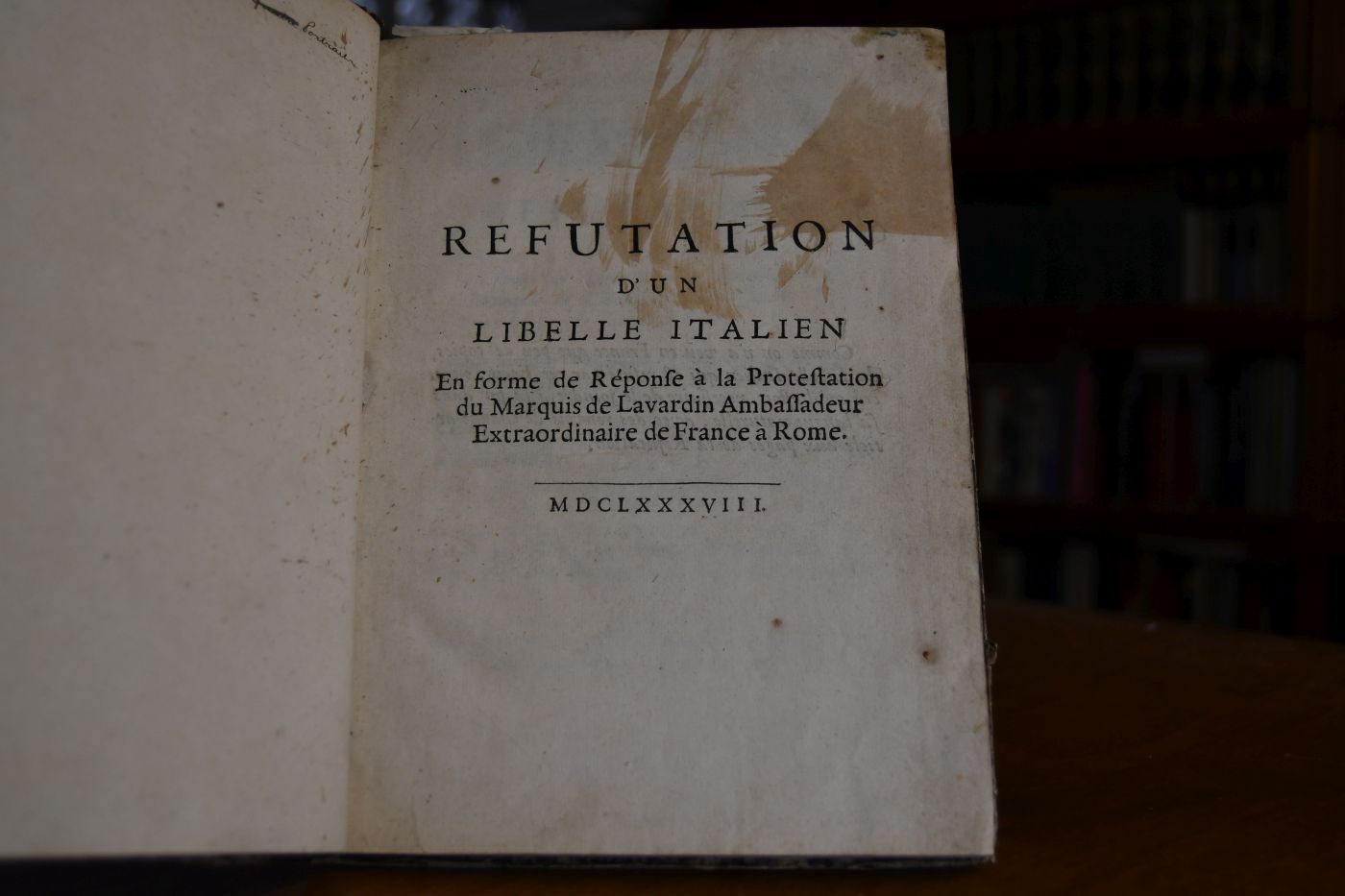 Refutation D`Un Libelle Italien En Forme de Réponse à la Protestation du Marquis de Lavardin Ambasseur Extraordinaire de France à Rome. Beigebunden 1. Protestation de Monsieur le Marquis de Lavardin, Ambassadeur extraordinaire de France a Rome, Paris, Francois Muguet, 4 S., 1688; 2. Arrest rendu en la Cour de Parlement, les Grande Chambre & Tournelle assemblees, sur la Bulle du Pape, concernant les Franchises dans la ville de Rome, & l`Ordonance rendue en consequence le 26. du mois Decembre dernier, Paris, Muguet, 29 S. 1688.