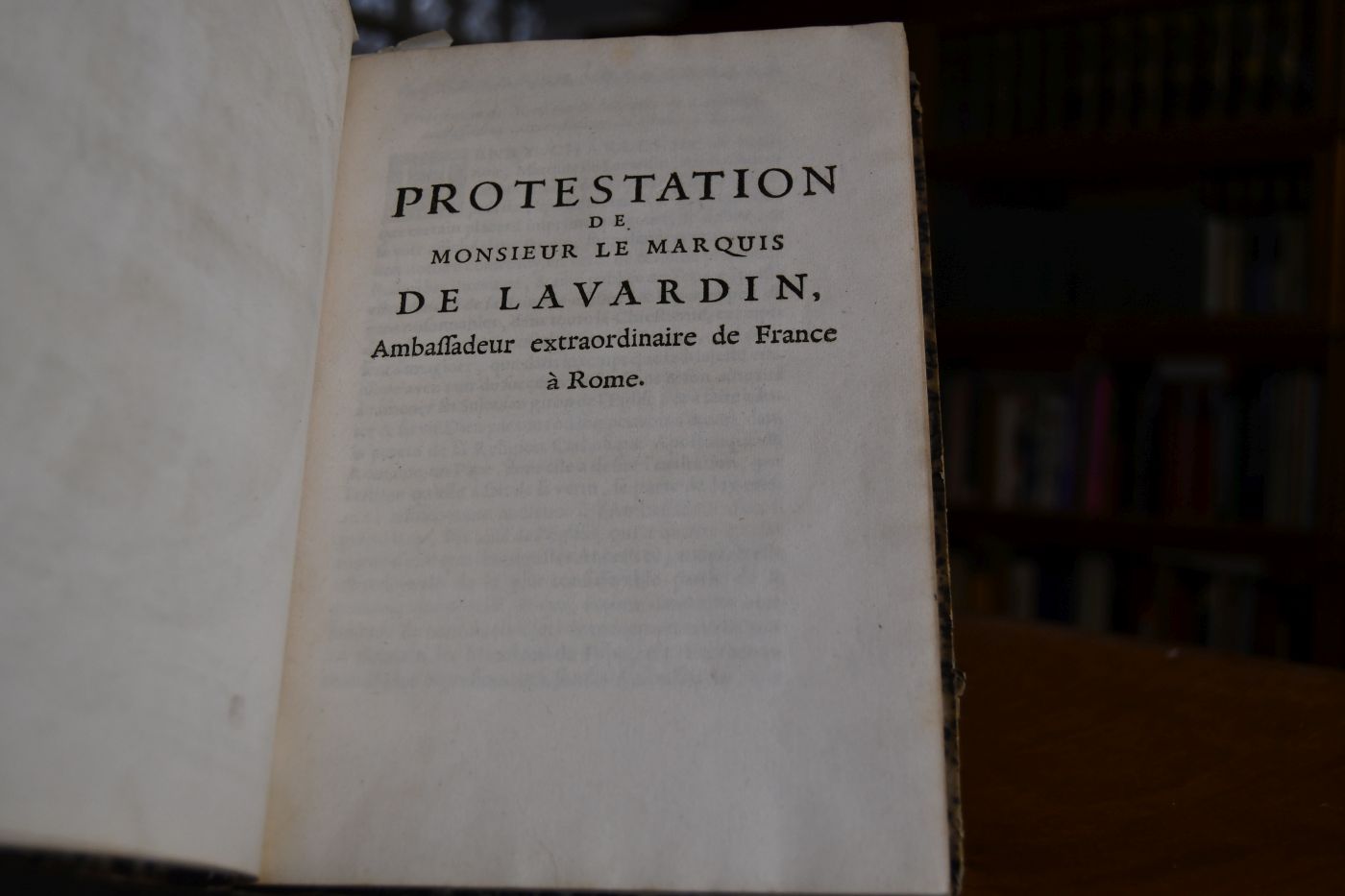 Refutation D`Un Libelle Italien En Forme de Réponse à la Protestation du Marquis de Lavardin Ambasseur Extraordinaire de France à Rome. Beigebunden 1. Protestation de Monsieur le Marquis de Lavardin, Ambassadeur extraordinaire de France a Rome, Paris, Francois Muguet, 4 S., 1688; 2. Arrest rendu en la Cour de Parlement, les Grande Chambre & Tournelle assemblees, sur la Bulle du Pape, concernant les Franchises dans la ville de Rome, & l`Ordonance rendue en consequence le 26. du mois Decembre dernier, Paris, Muguet, 29 S. 1688.