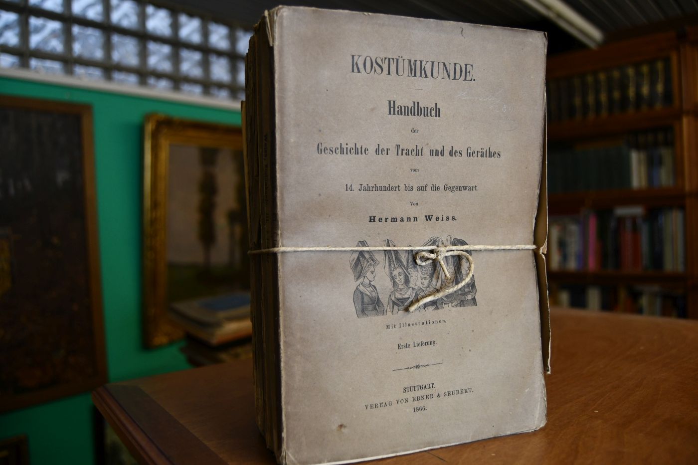 Kostümkunde. Handbuch der Geschichte der Tracht und des Geräthes vom 14. Jahrhundert bis auf die Gegenwart. In z.T. unaufgeschnittenen Einzellieferungen.