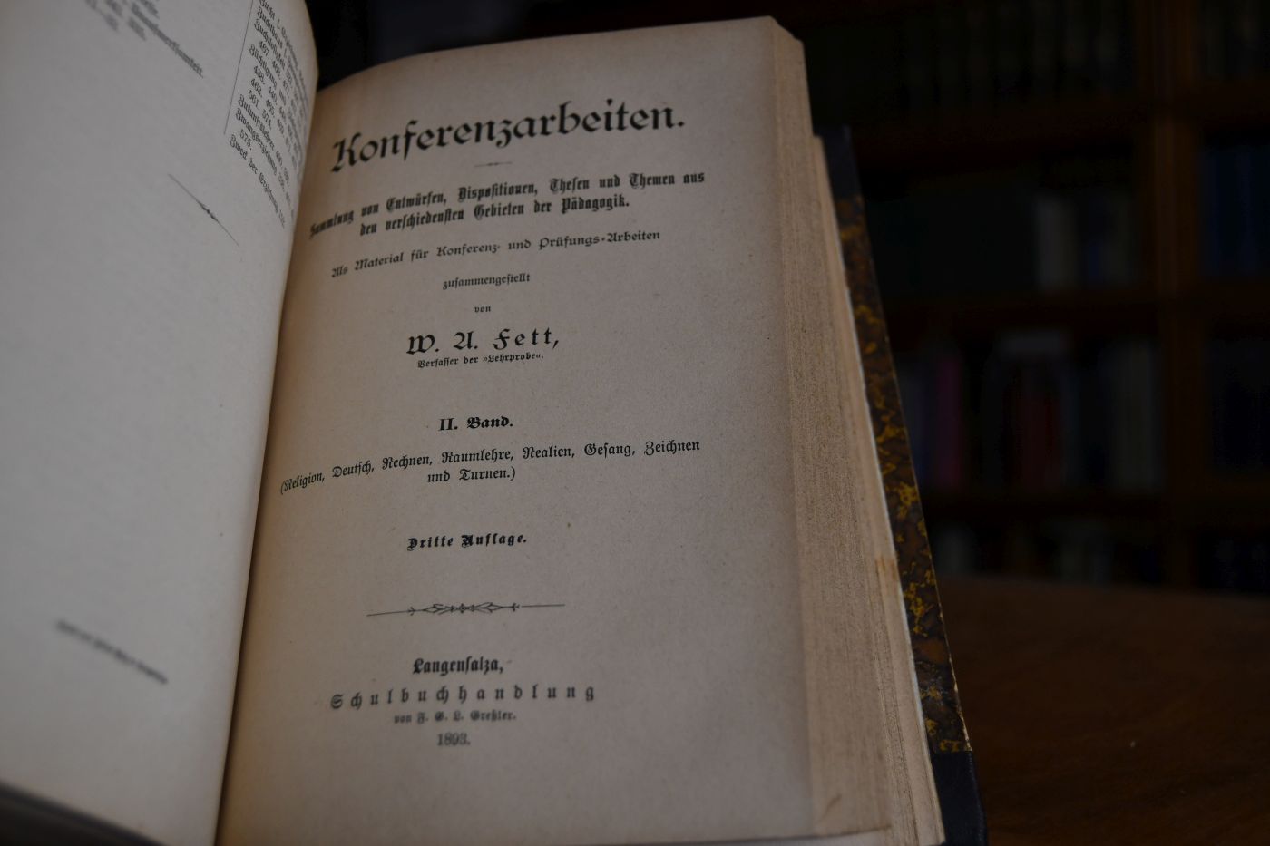 Konferenzarbeiten. Sammlung von Entwürfen, Leitsätzen und Themen aus den verschiedensten Gebieten der Pädagogik. Als Material für Konferenz und Prüfungsarbeiten. 1.+2. Band in einem Band.