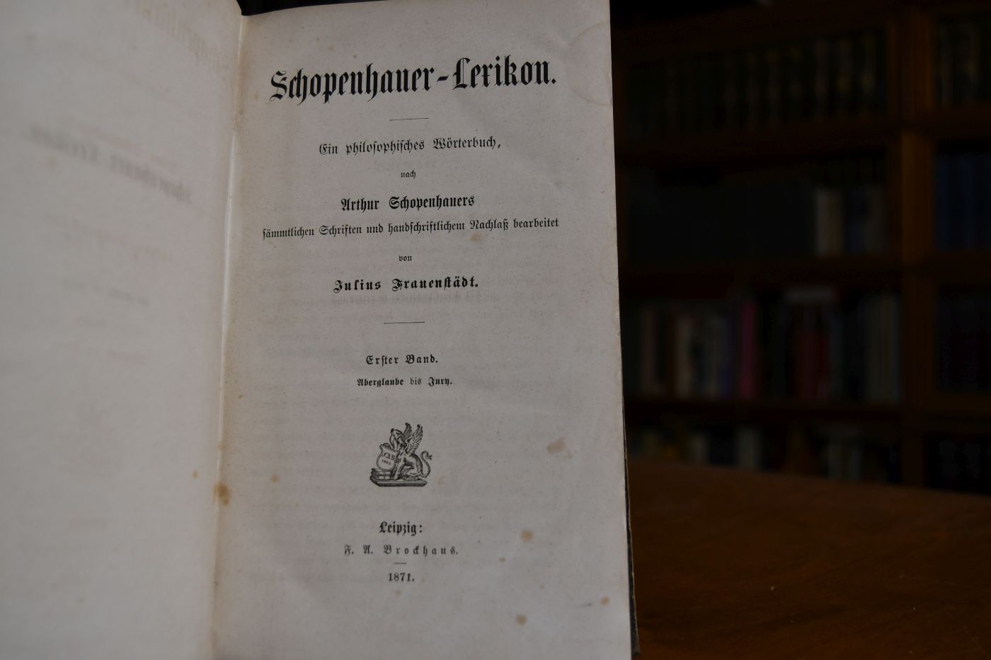 Schopenhauer-Lexikon. Ein philosophisches Wörterbuch, nach Arthur Schopenhauers sämmtlichen Schriften und handschriftlichem Nachlaß berabeitet. Erster Band (von 2) Aberglaube bis Jury. Apart.