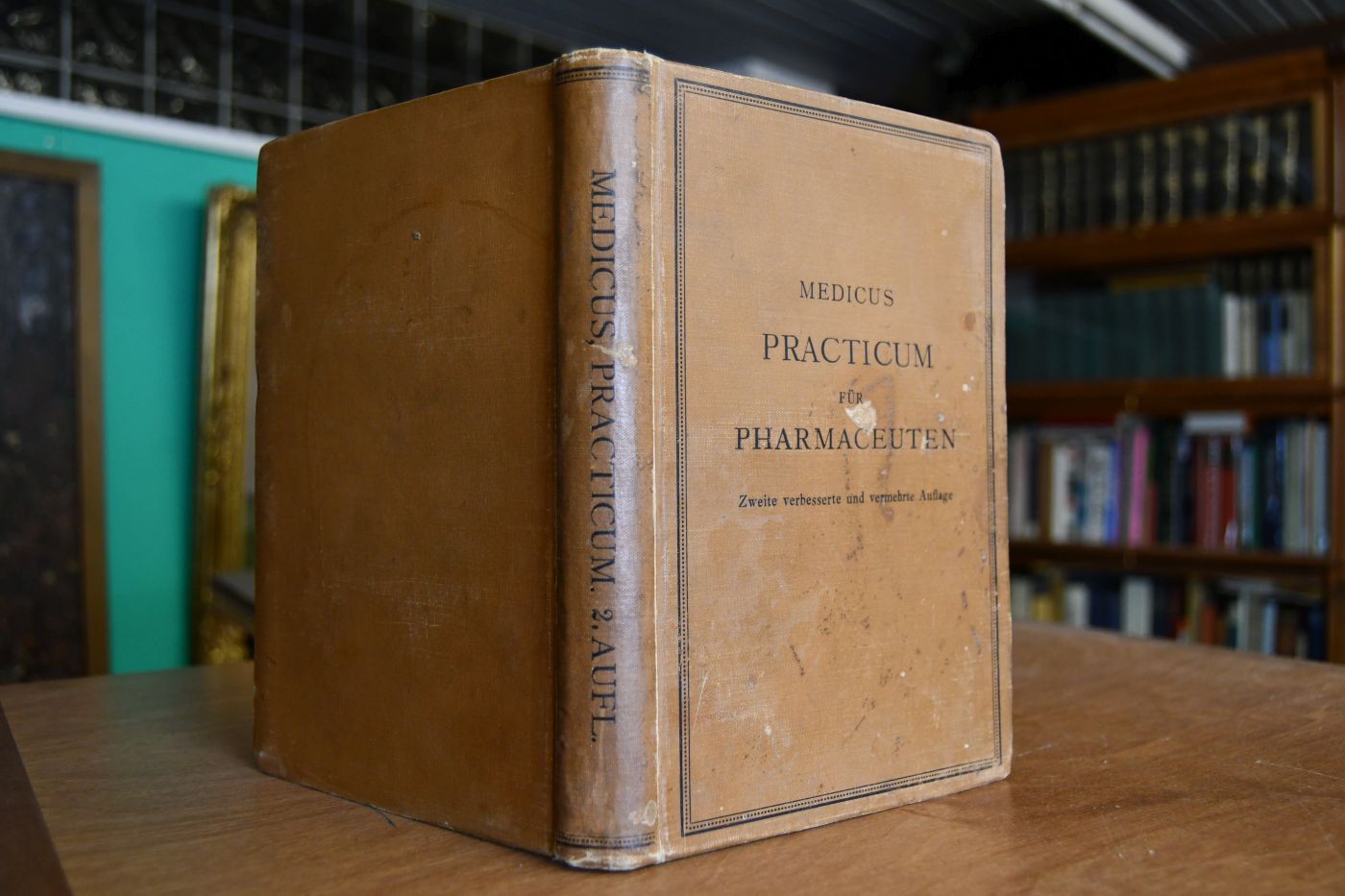 Practicum für Pharmaceuten. Analytische Uebungen und Präparate im Anschluss an die "Einleitung in die chemische Analyse" und das Arzneibuch.