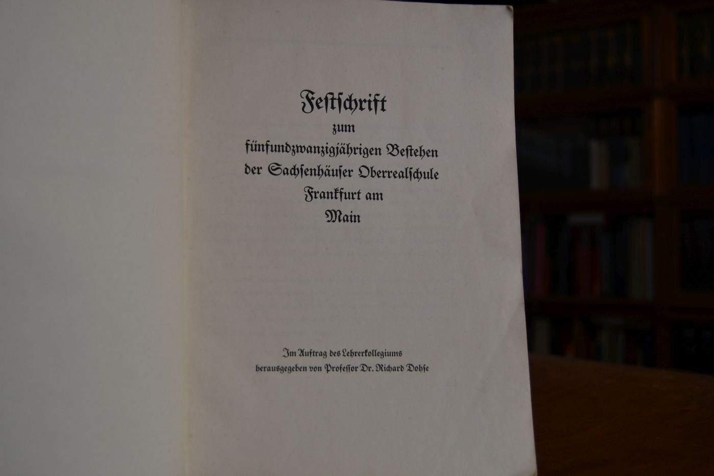 Festschrift zum fünfundzwanzigjährigen Bestehen der Sachsenhäuser Oberrealschule Frankfurt am Main.