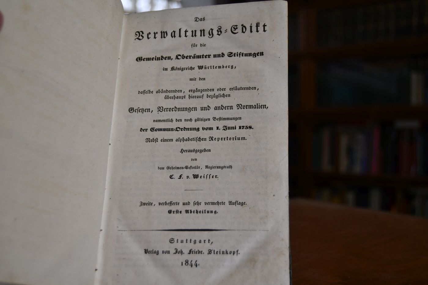 Das Verwaltungs-Edikt für die Gemeinden, Oberämter und Stiftungen im Königreiche Württemberg, mit den dasselbe abändernden, ergänzenden oder erläuternden, überhaupt hierauf bezüglichen Gesetzen, Verordnungen und anderen Normalien, namentlich den noch gültigen Bestimmungen der Commune-Ordnung vom 1. Juni 1758., Nebst einem alphabetischen Repertorium. Erste Abtheilung (apart).