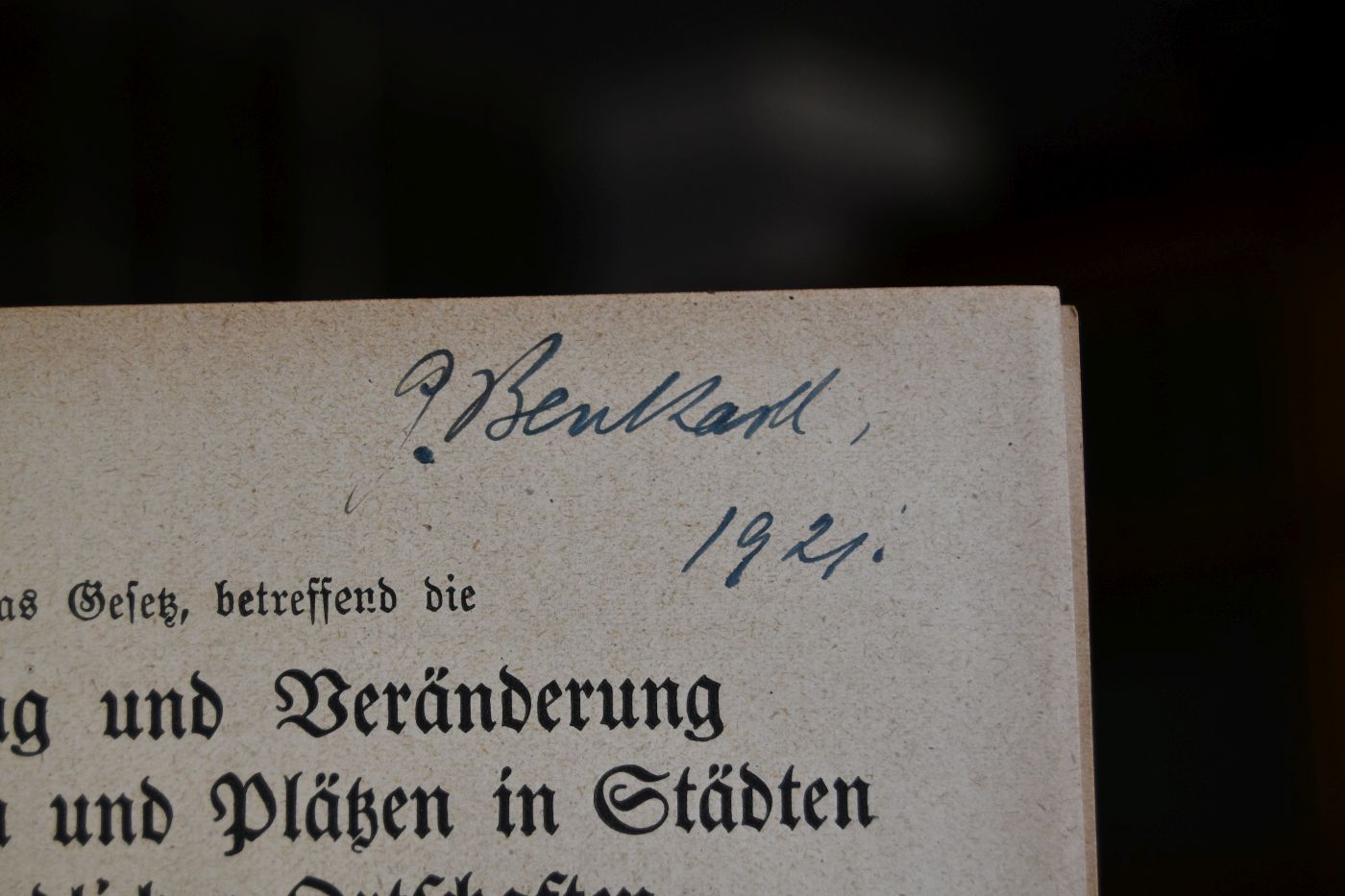 Das Gesetz betreffend die Anlegung und Veränderung von Straßen und Plätzen in Städten und ländlichen Ortschaften (Straßen- und Baufluchtengesetz) vom 2. Juli 1875.