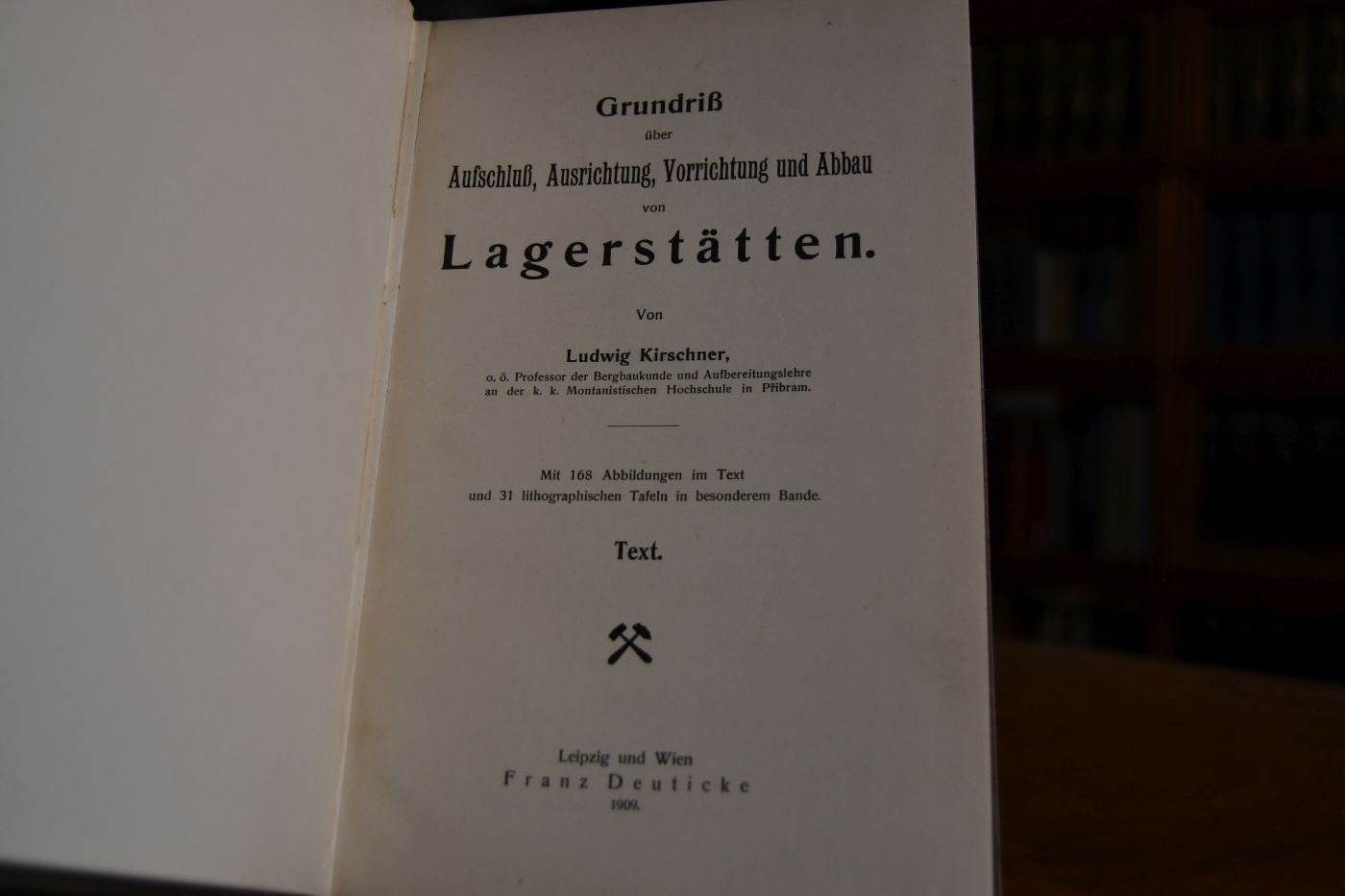 Grundriß über Aufschluß, Ausrichtung, Vorrichtung und Abbau von Lagerstätten. Textband (apart).