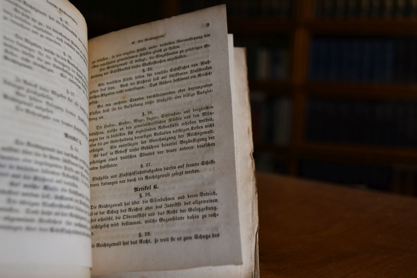 Verfassung des deutschen Reiches nebst dem Reichsgesetz über die Wahlen der Abgeordneten zum Volkshause. Nach den amtlichen Ausgaben abgedruckt. Den Einwohnern von Stuttgart mitgetheilt von den Gemeinde-Collegien. Stuttgart den 16. Mai 1849.