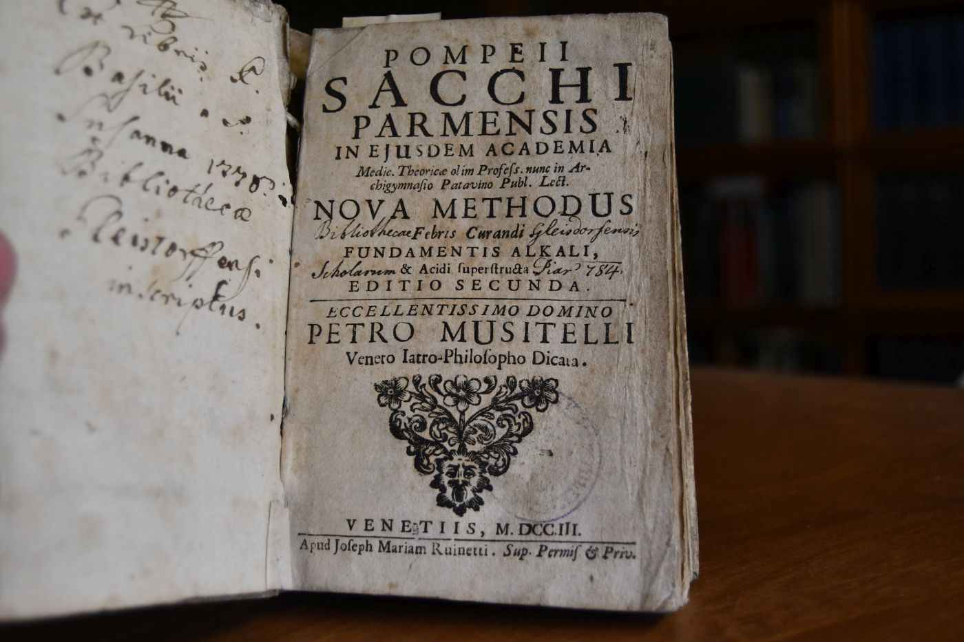 Pompeii Sacchi Parmensis in eiusdem Academia medicinae theoricae professoris Nova methodus febris curandi. Fundamentis alkali & acidi superstructa . Beigebunden Pompeo Sacco Iris febrilis foedus inter antiquorum, & Recentiorum Opiniones de Febribus promittens. Editio secunda, Venedig, Molini, 1702, 6 Bll., S. 127-385.