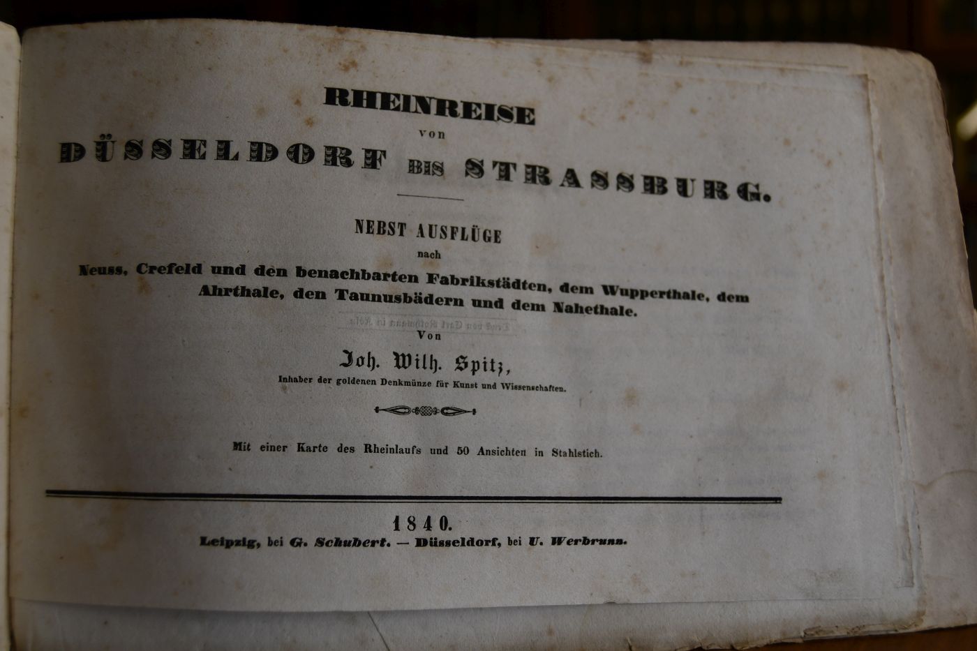 Rheinreise von Düsseldorf bis Strassburg. Nebst Ausflüge in das Wupperthal, nach Neuss, Crefeld und den benachbarten Fabrikstädten, dem Ahrthale, den Taunusbädern und dem Nahethale, Moselreise von Koblenz nach Trier, Landreise von Mainz über Frankfurt nach Darmstadt, Heidelberg und zurück über Mannheim nach Mainz. Nebst Rhein- und Moselsagen. Pappdeckel mit 7 Lieferungen des Werkes.