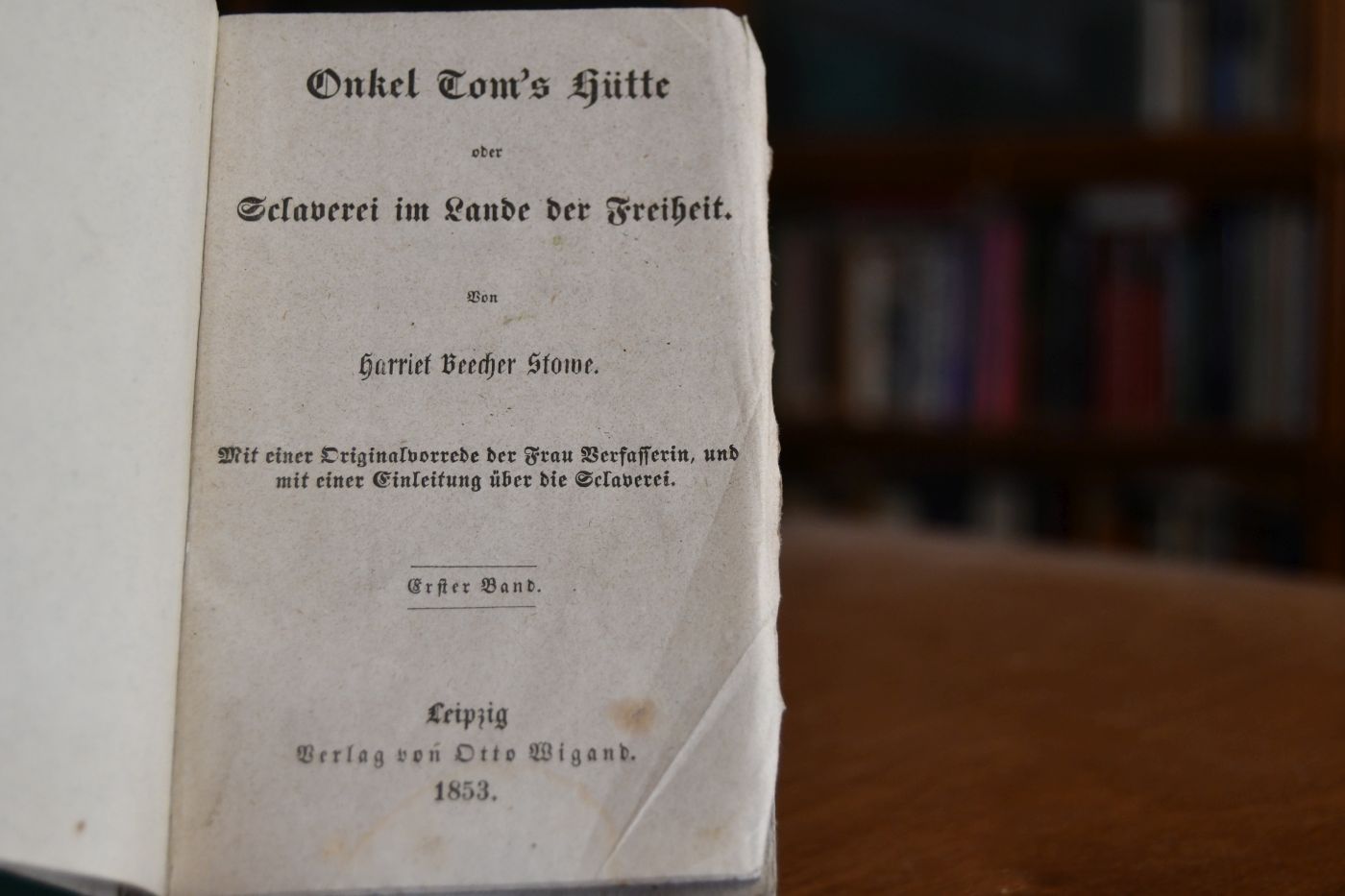 Onkel Tom`s Hütte oder Sclaverei im Lande der Freiheit. 4 Bände in einem Band. Beigebunden Thomas Clarkson, Onkel Tom in England, Fortsetzung von Onkel Tom`s Hütte, 2 Teile in einem Band 2. Auflage, Leipzig, Wigand, 1853, 110, 115 S.