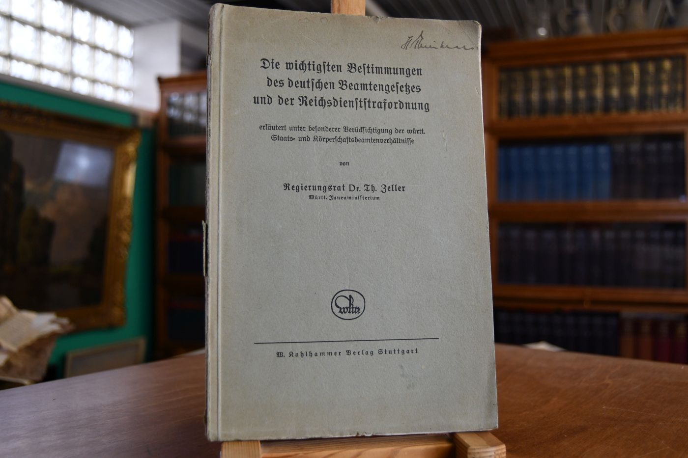 Die wichtigsten Bestimmungen des deutschen Beamtengesetzes und der Reichsdienststrafordnung erläutert unter besonderer Berücksichtigung der württ. Staats- und Körperschaftsbeamtenverhältnisse.