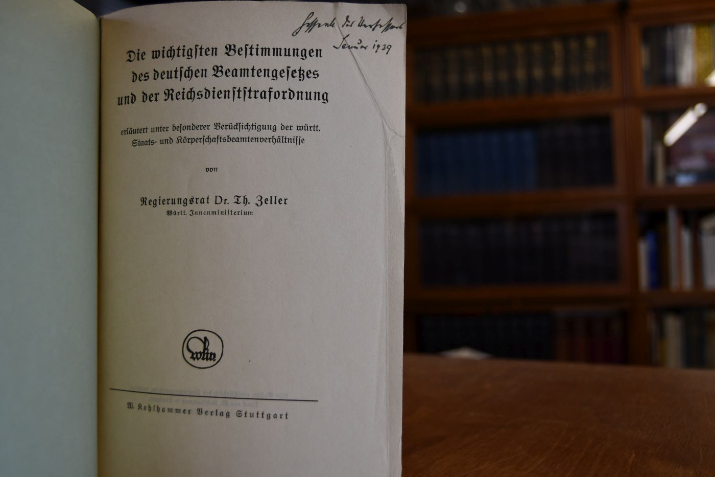 Die wichtigsten Bestimmungen des deutschen Beamtengesetzes und der Reichsdienststrafordnung erläutert unter besonderer Berücksichtigung der württ. Staats- und Körperschaftsbeamtenverhältnisse.
