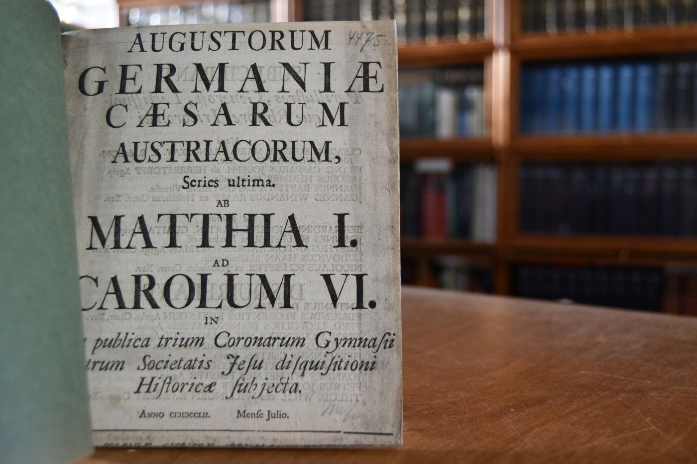 Augustorum Germaniae Caesarum Austriacorum, series ultima Ab Matthia I. ad Carolum VI. in Aula publica trium Coronarum Gymnasii Patrum Societatis Jesu disquisitioni Historicae subjecta. Mense Julio.