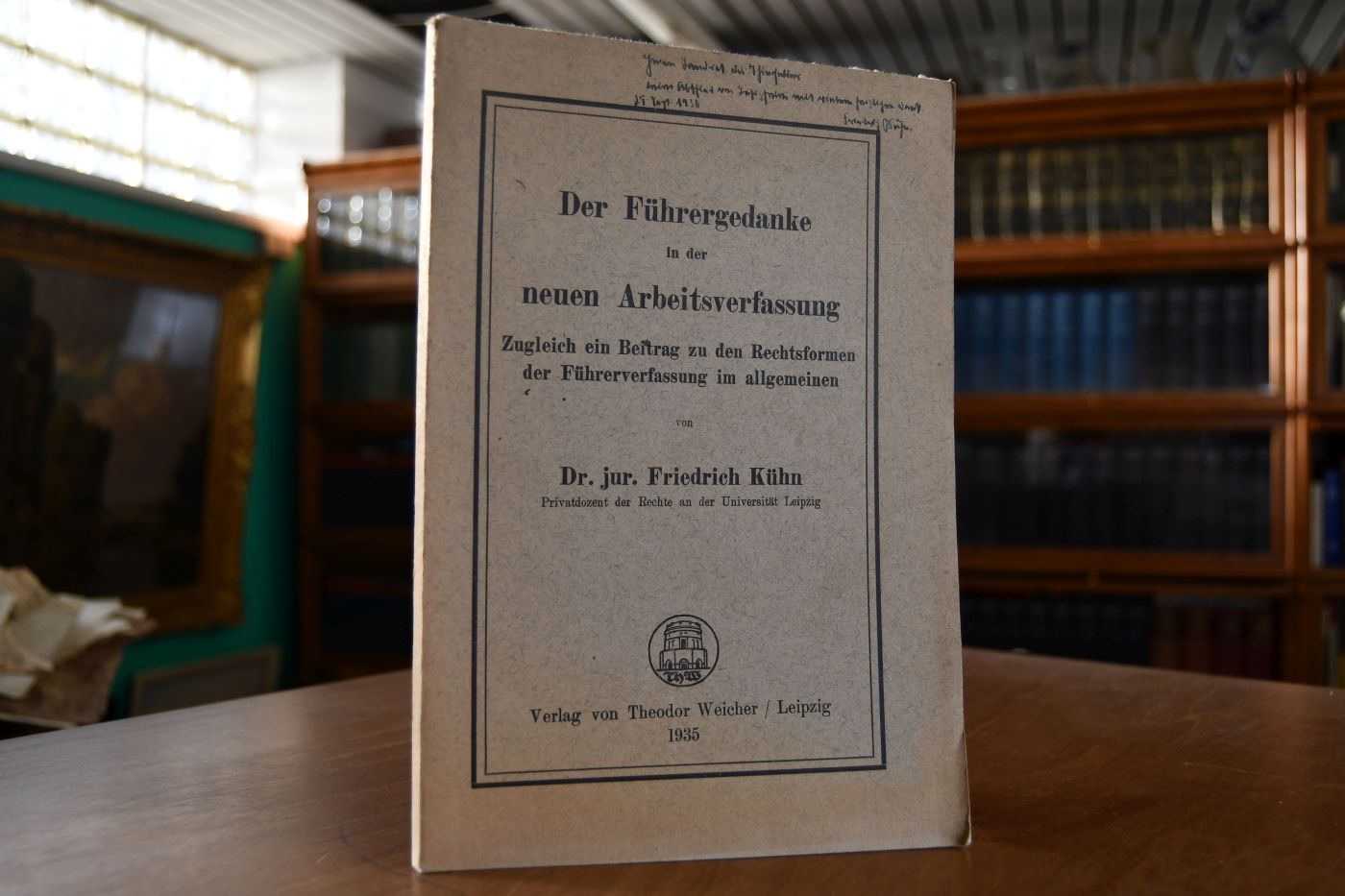 Der Führergedanke in der neuen Arbeitsverfassung. Zugleich ein Beitrag zu den Rechtsformen der Führerverfassung im allgemeinen.