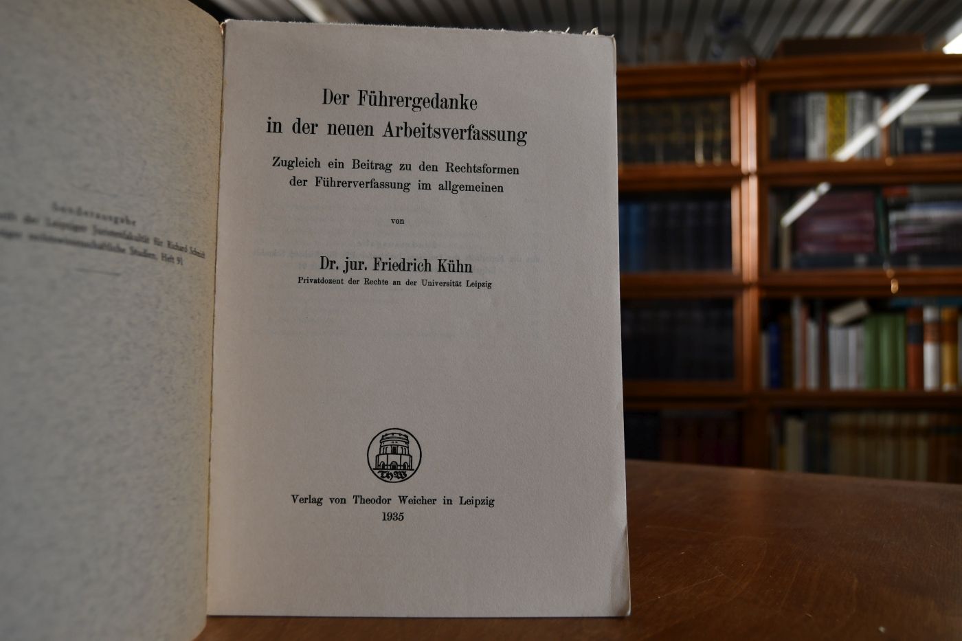 Der Führergedanke in der neuen Arbeitsverfassung. Zugleich ein Beitrag zu den Rechtsformen der Führerverfassung im allgemeinen.