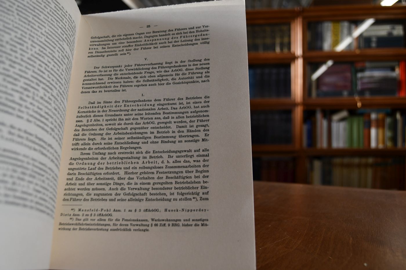 Der Führergedanke in der neuen Arbeitsverfassung. Zugleich ein Beitrag zu den Rechtsformen der Führerverfassung im allgemeinen.