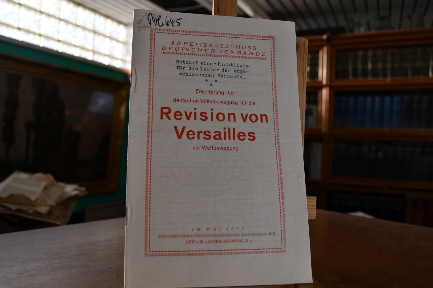 Erweiterung der deutschen Volksbewegung für die Revision von Versailles zur Weltbewegung. Maschinenschriftlich bezeichnet Entwurf einer Richtlinie für die Leiter der angeschlossenen Verbände.