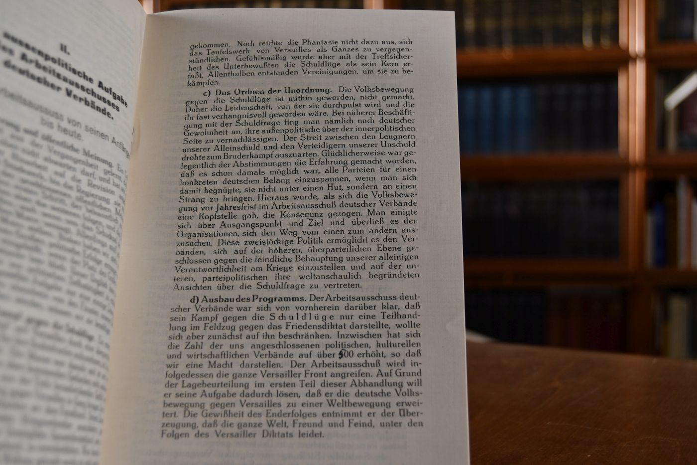 Erweiterung der deutschen Volksbewegung für die Revision von Versailles zur Weltbewegung. Maschinenschriftlich bezeichnet Entwurf einer Richtlinie für die Leiter der angeschlossenen Verbände.